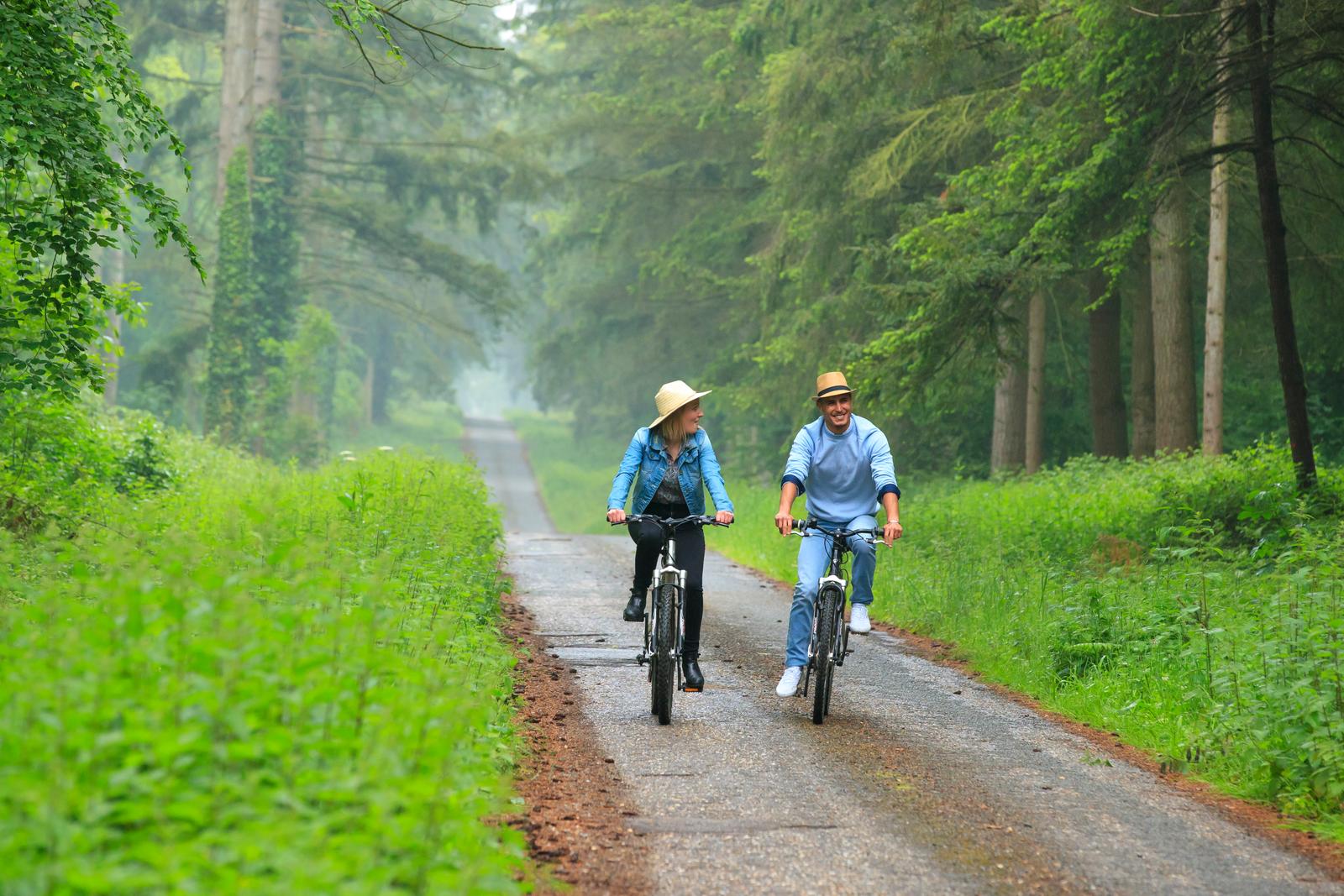 Crécy en Ponthieu : La Fermette des Ramoulleux - couple à vélo dans la forêt 02