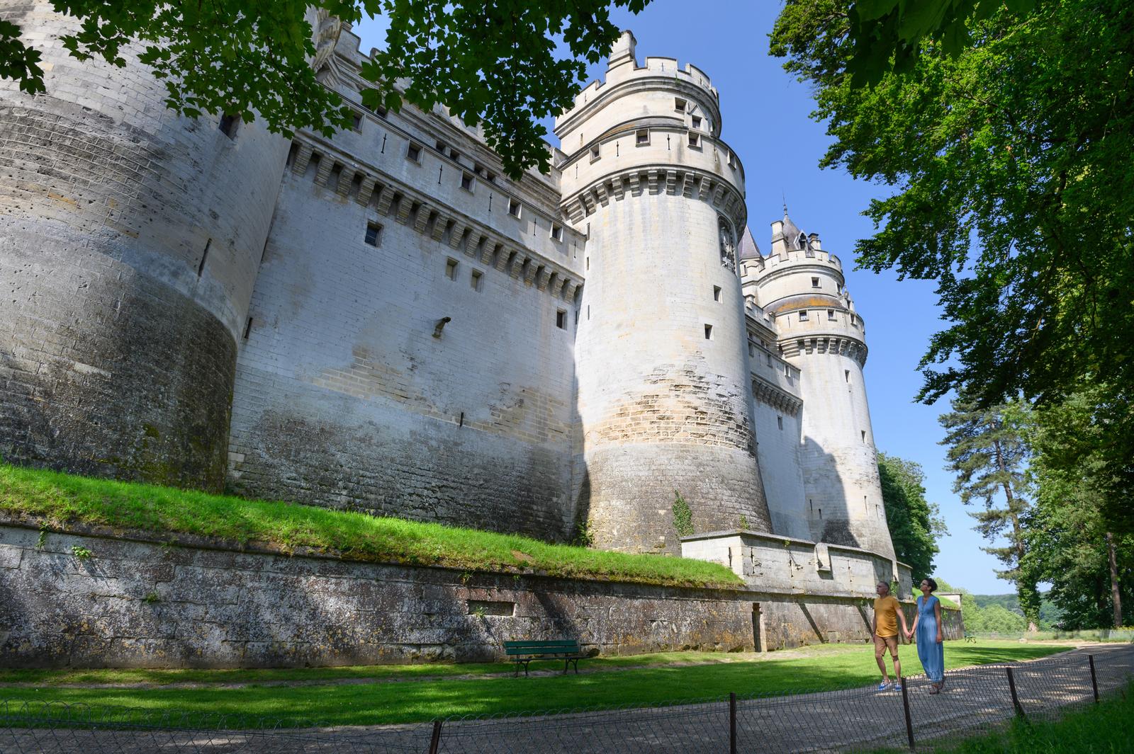 Pierrefonds : couple au pied du château