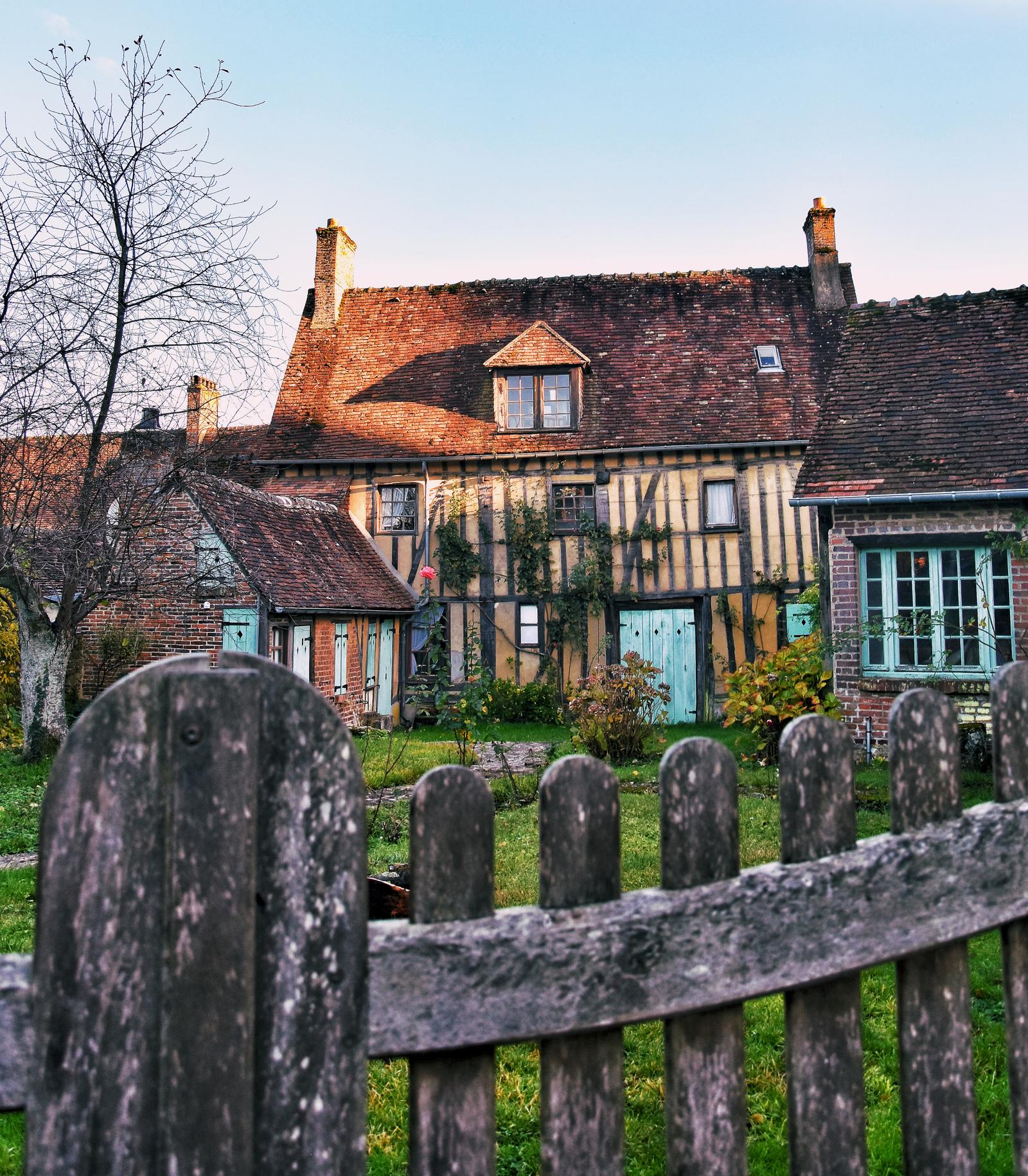Gerberoy : maison de campagne en automne