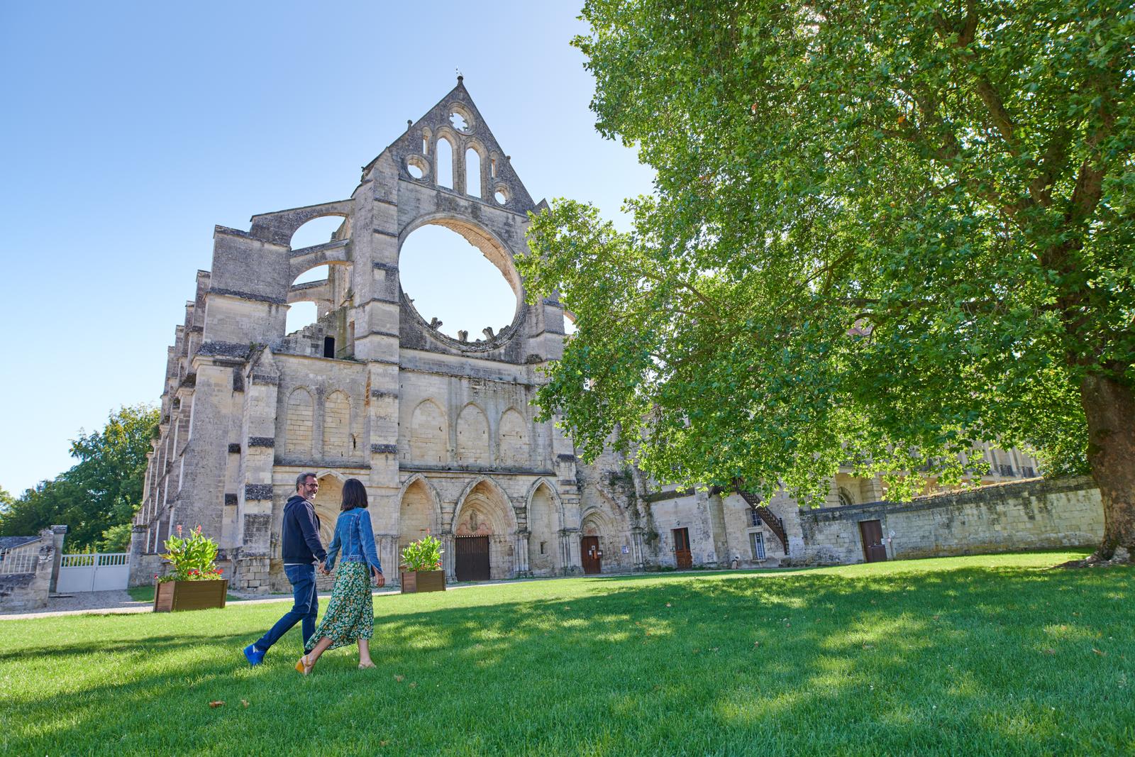 Longpont : couple dans les jardins de l'abbaye Cistercienne 02