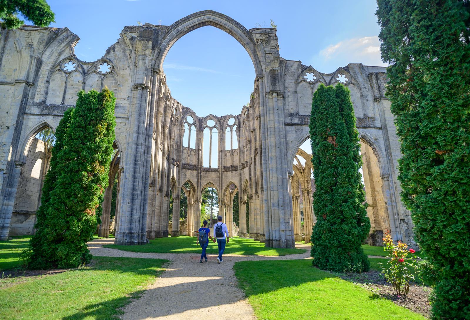 Chiry-Ourscamps : couple en visite à l'abbaye 04