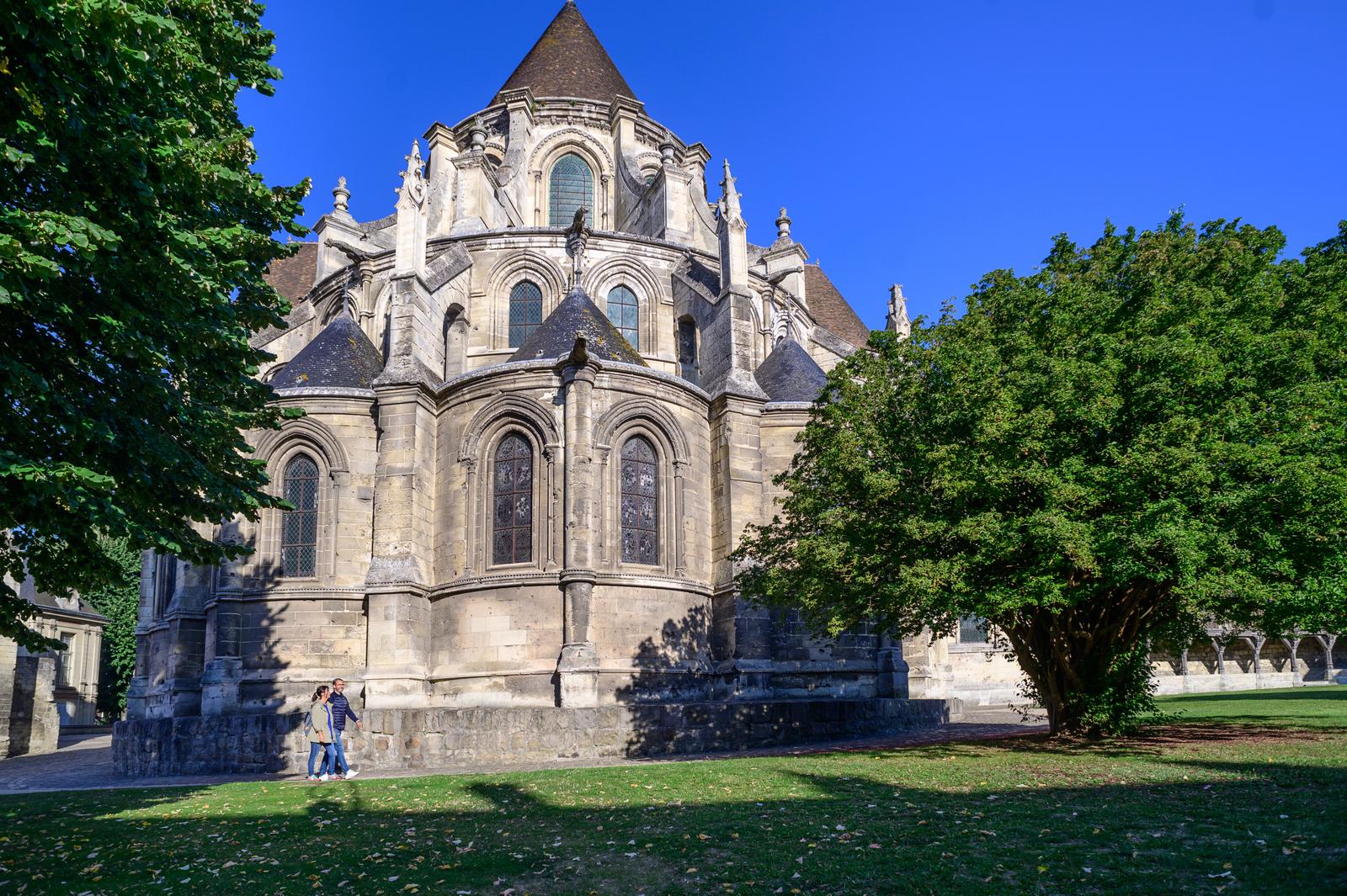Noyon : couple au pied de la cathédrale