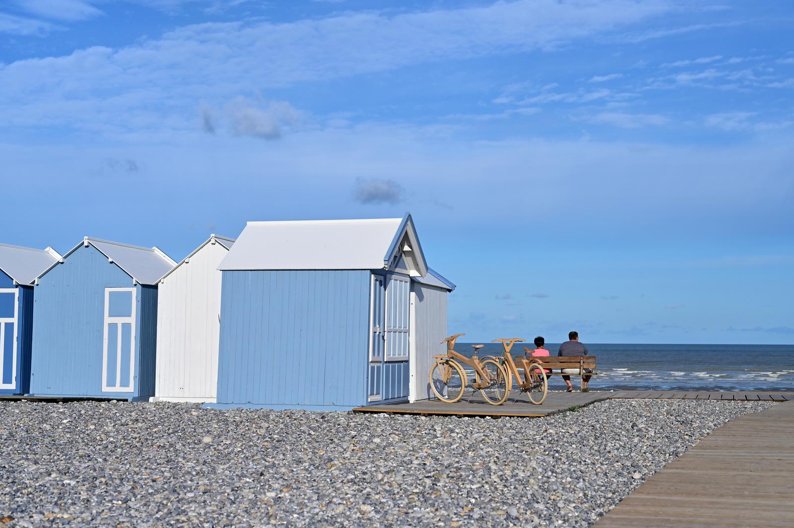 Cayeux-sur-Mer : vélos près des cabines colorées sur la plage
