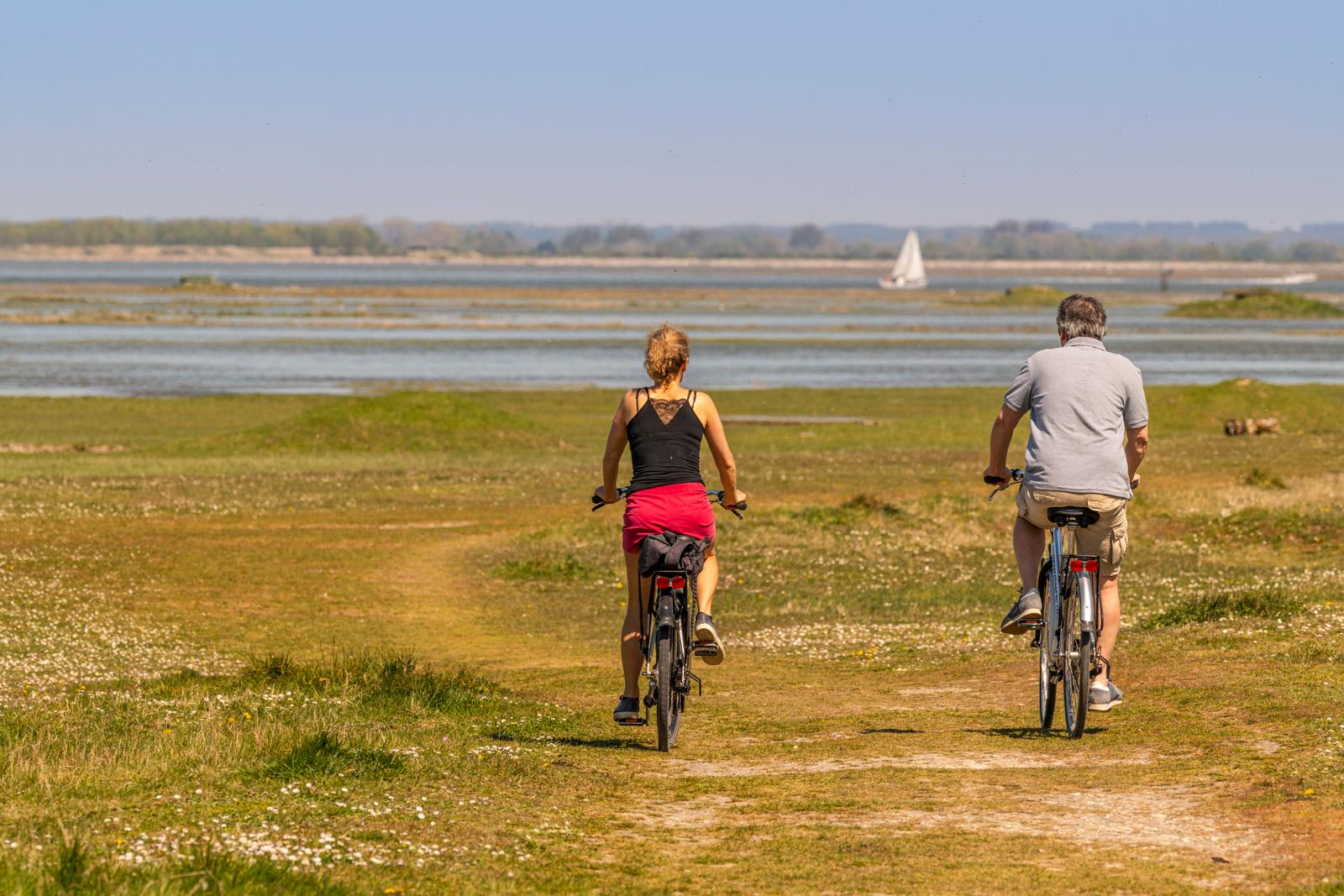 Cap Hornu : couple en promenade à vélo 02