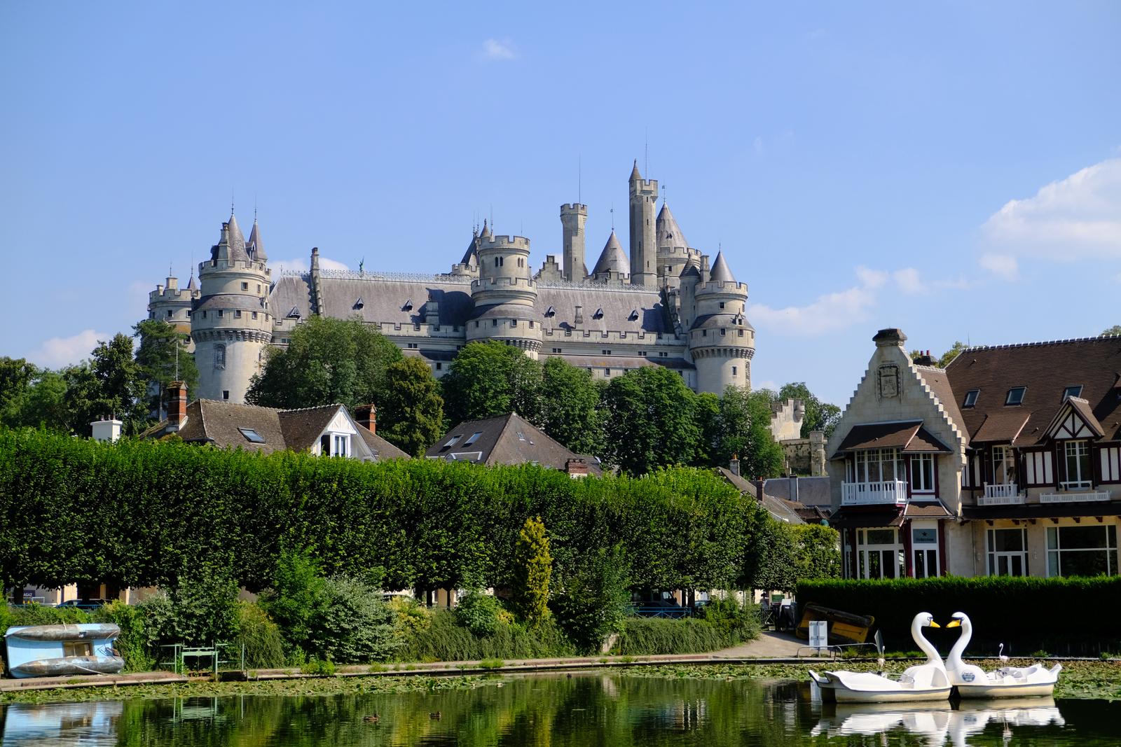 Pierrefonds - château vu depuis le lac