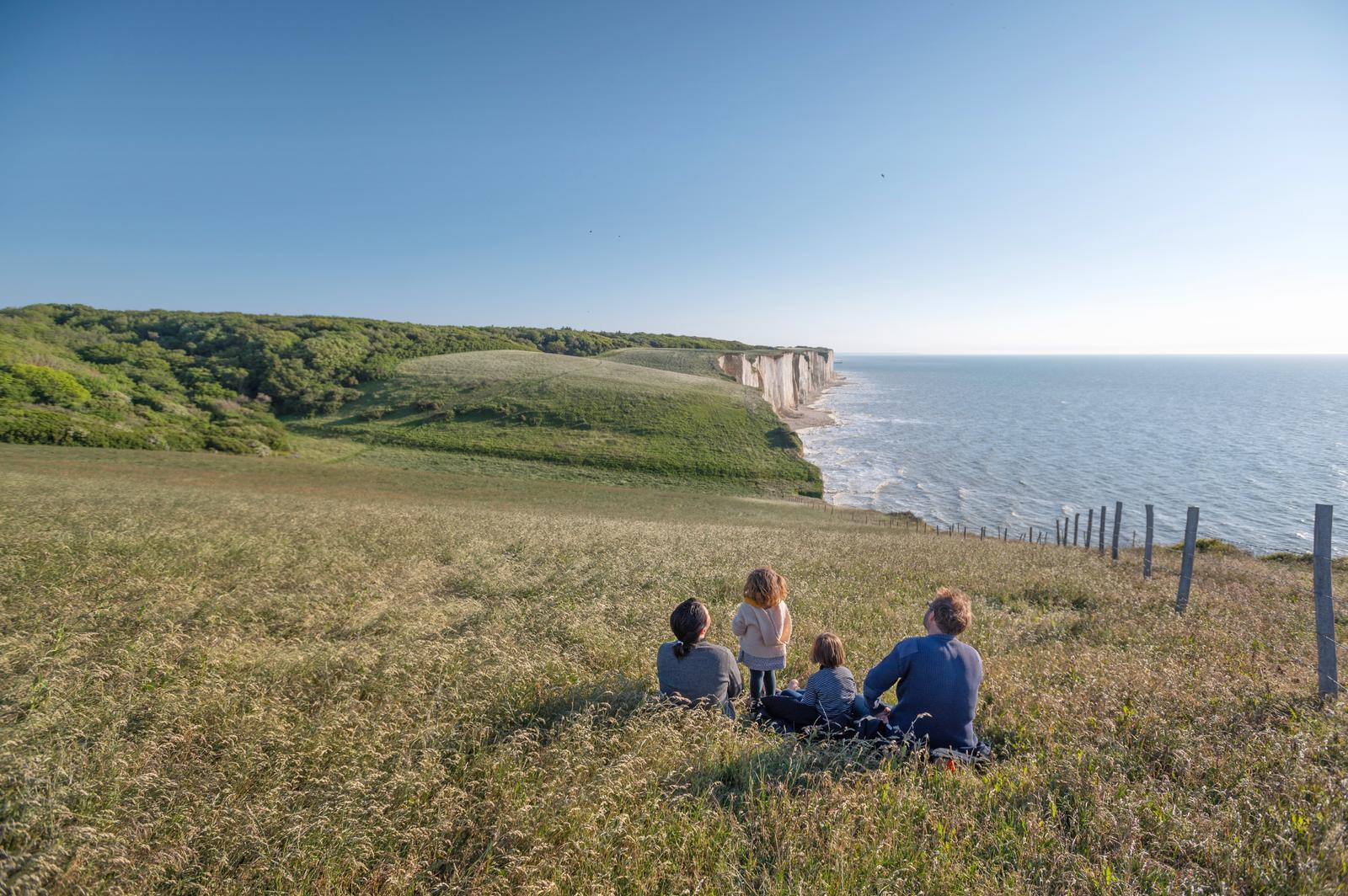 Mers-les-Bains : famille qui contemple les falaises