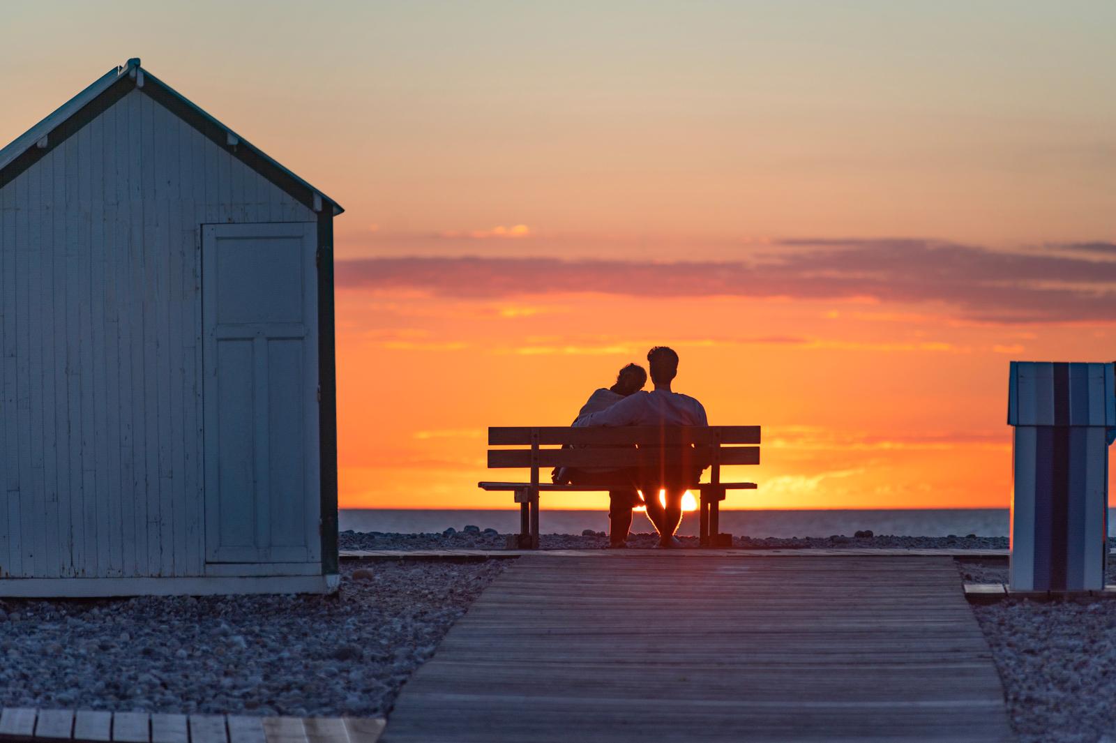 Cayeux-sur-Mer : couple sur un banc au soleil couchant