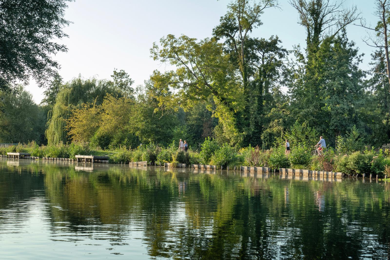 Amiens : promeneurs sur le chemin de halage dans les hortillonnages