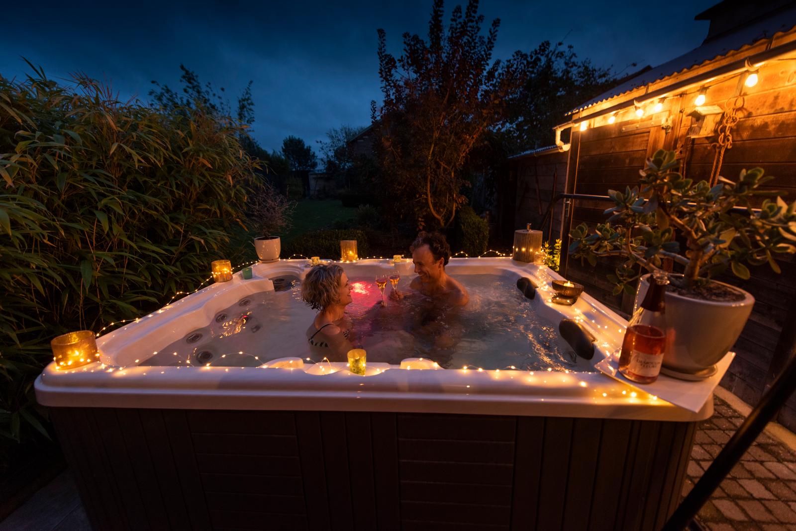 Mérignies : la parenthèse florale - couple dans le jacuzzi à la nuit tombée