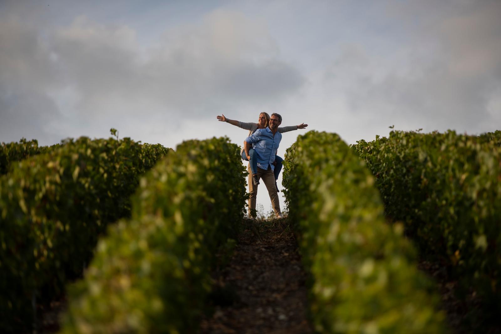Couple dans le vignoble du sud de l'Aisne