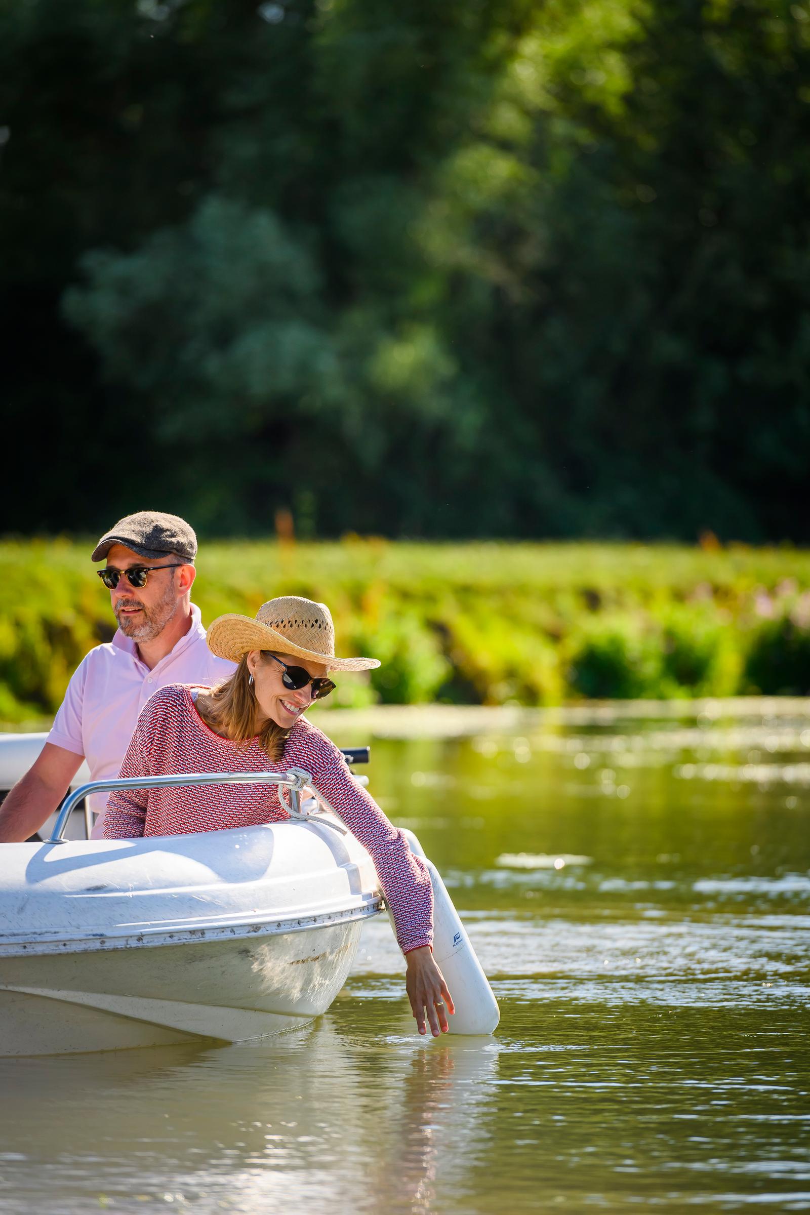 Couple en bateau électrique sur la Bourre