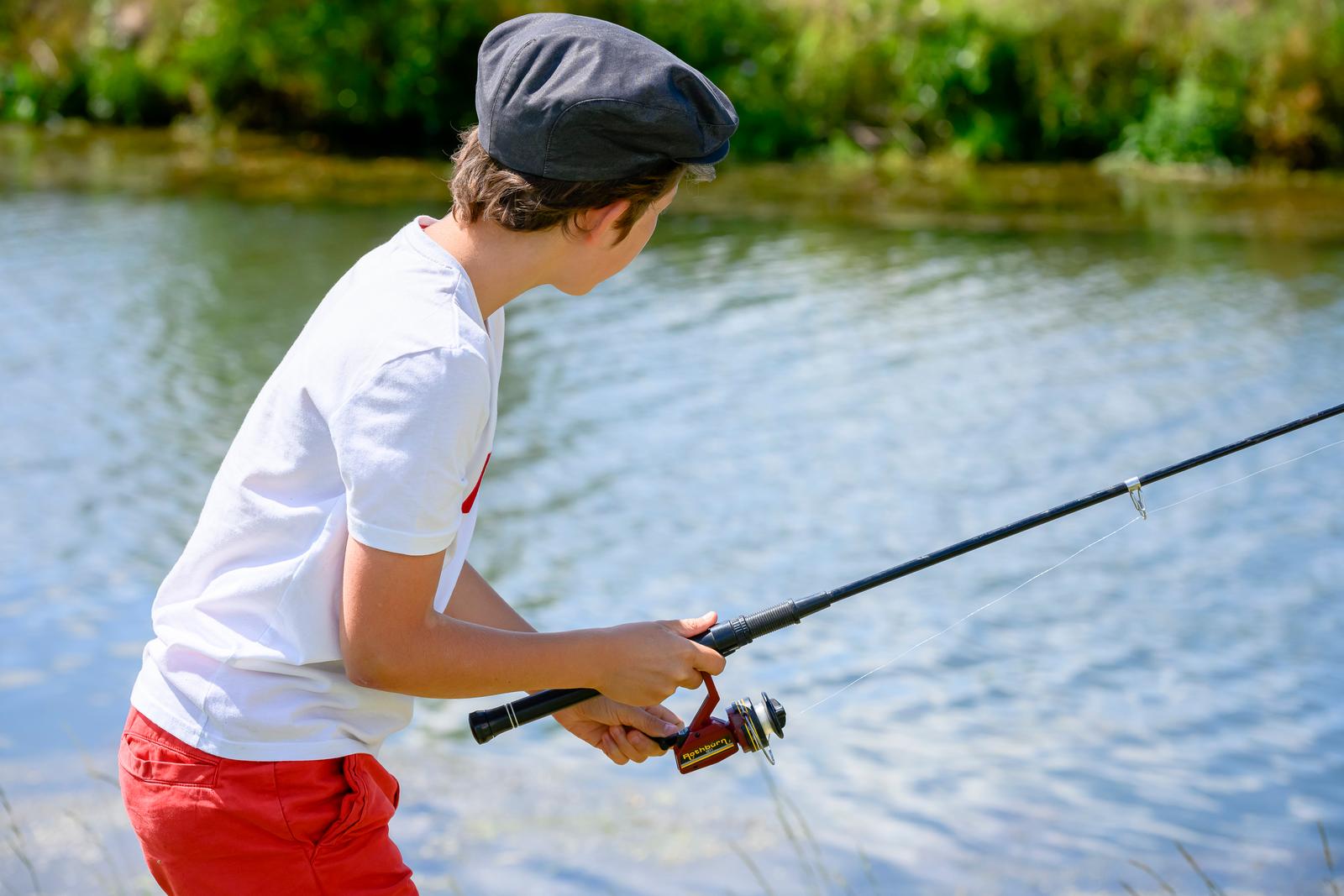 Sailly-sur-la-Lys : enfant qui pêche