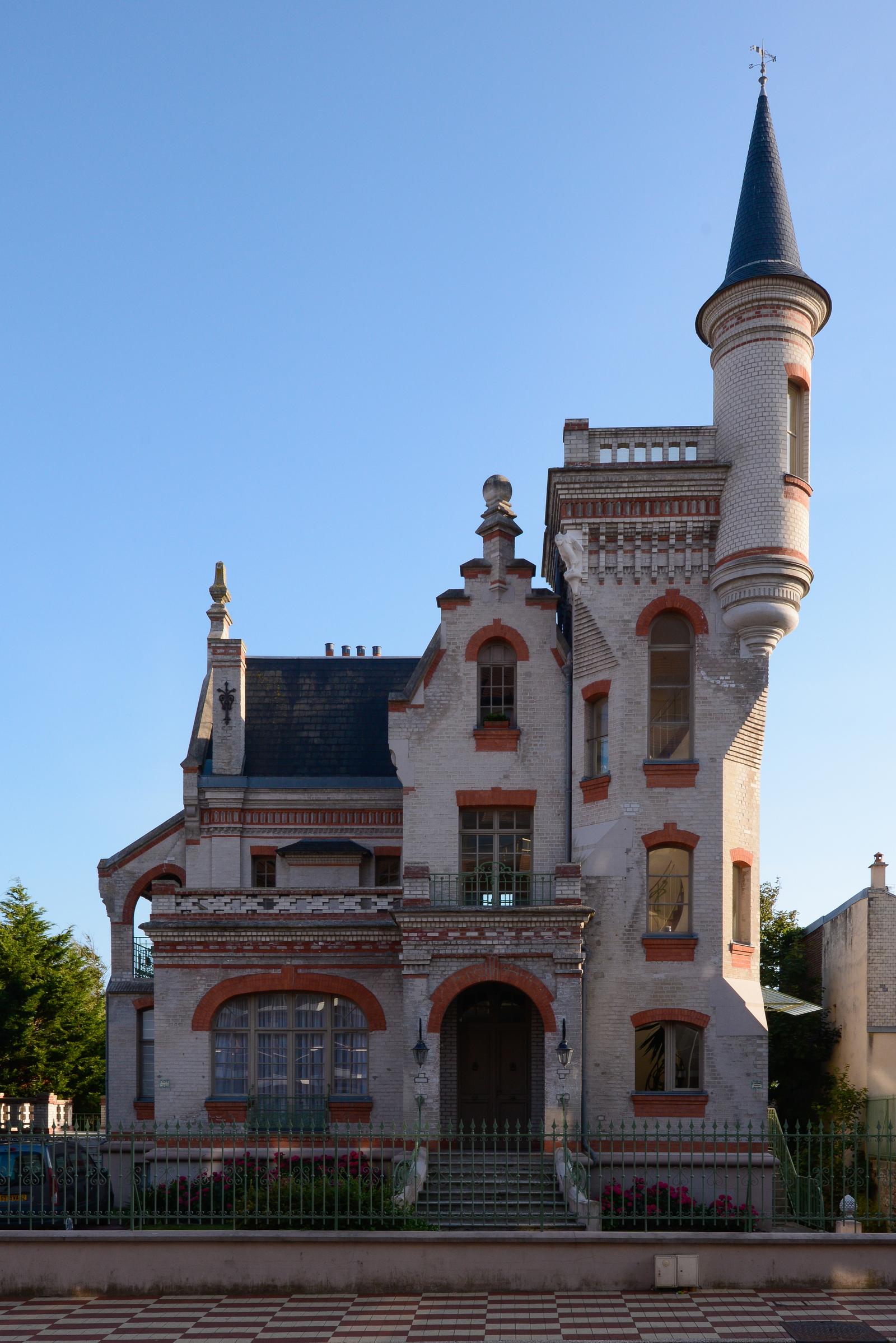 Le Touquet-Paris-Plage : villa avec petit donjon