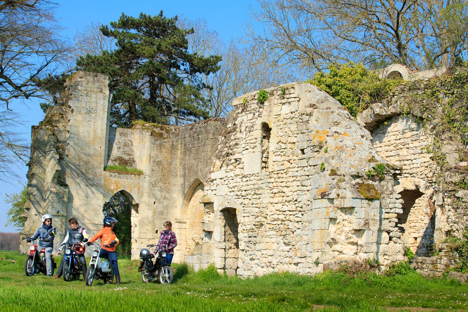 Orrouy : sortie entre amis à mobylette Peugeot 103 10