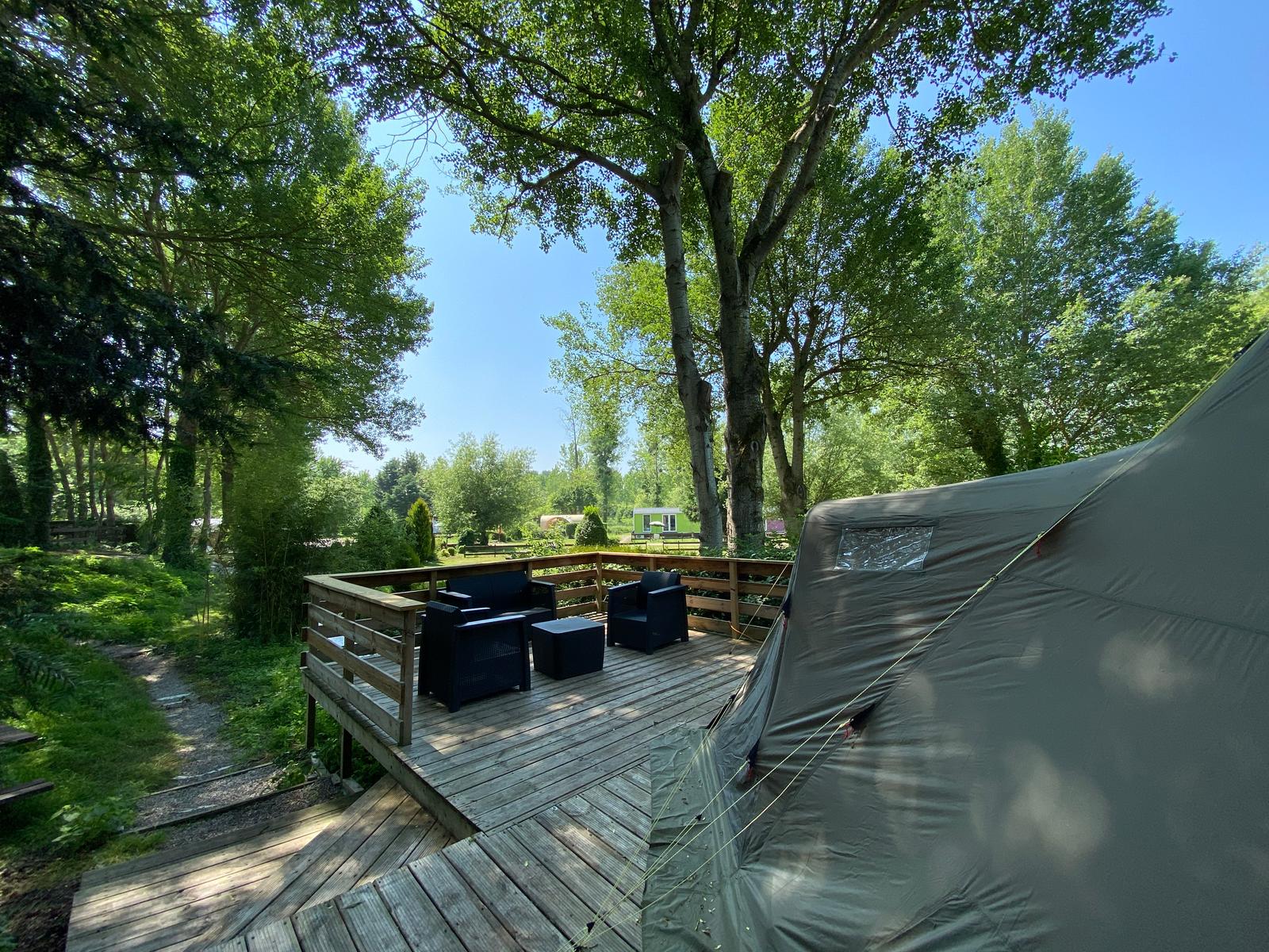 Bresles : camping de la Trye, tipi sur pilotis 04