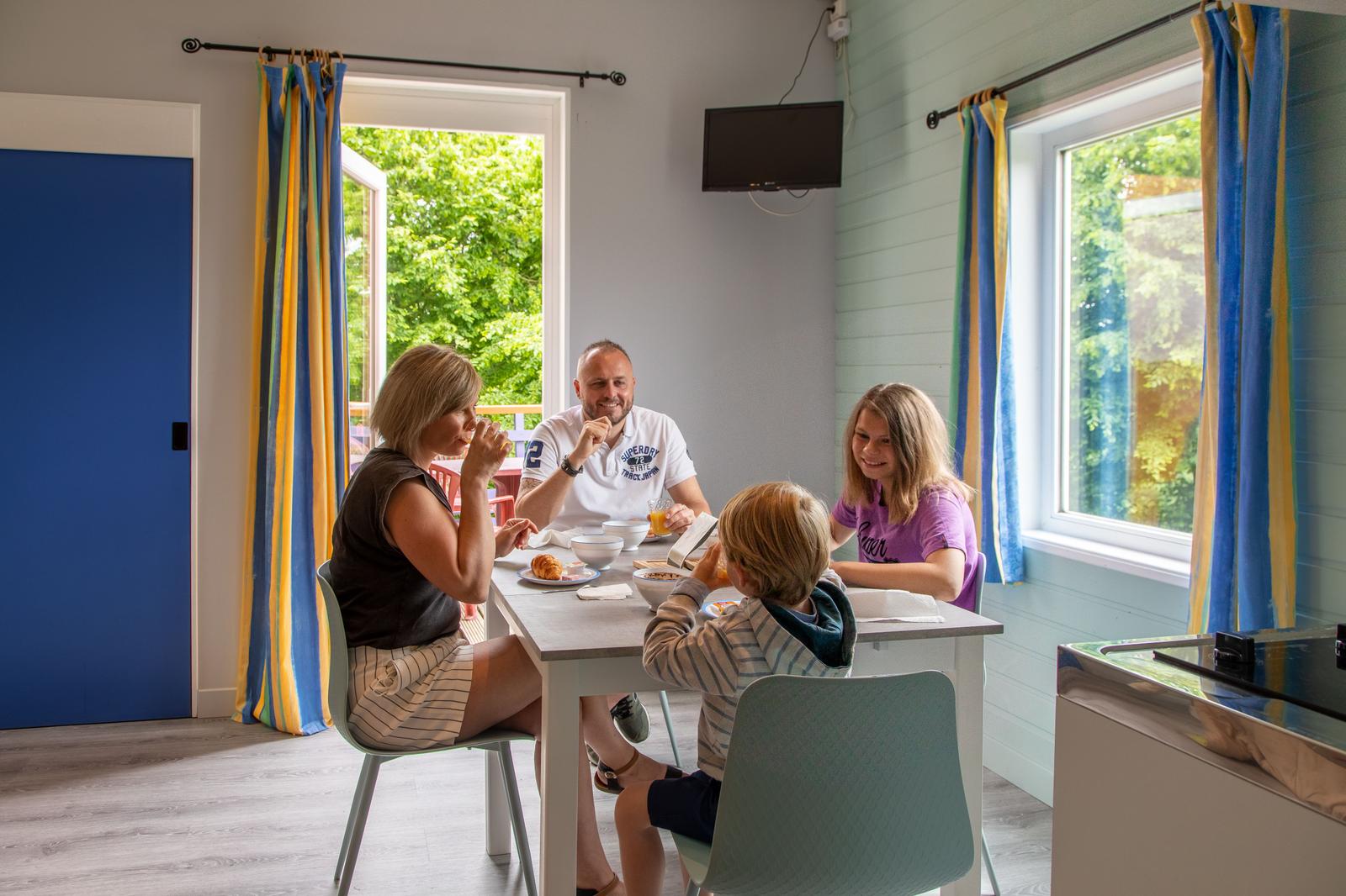Eppe-Sauvage : station touristique du Valjoly, petit-déjeuner familial au chalet du camping 
