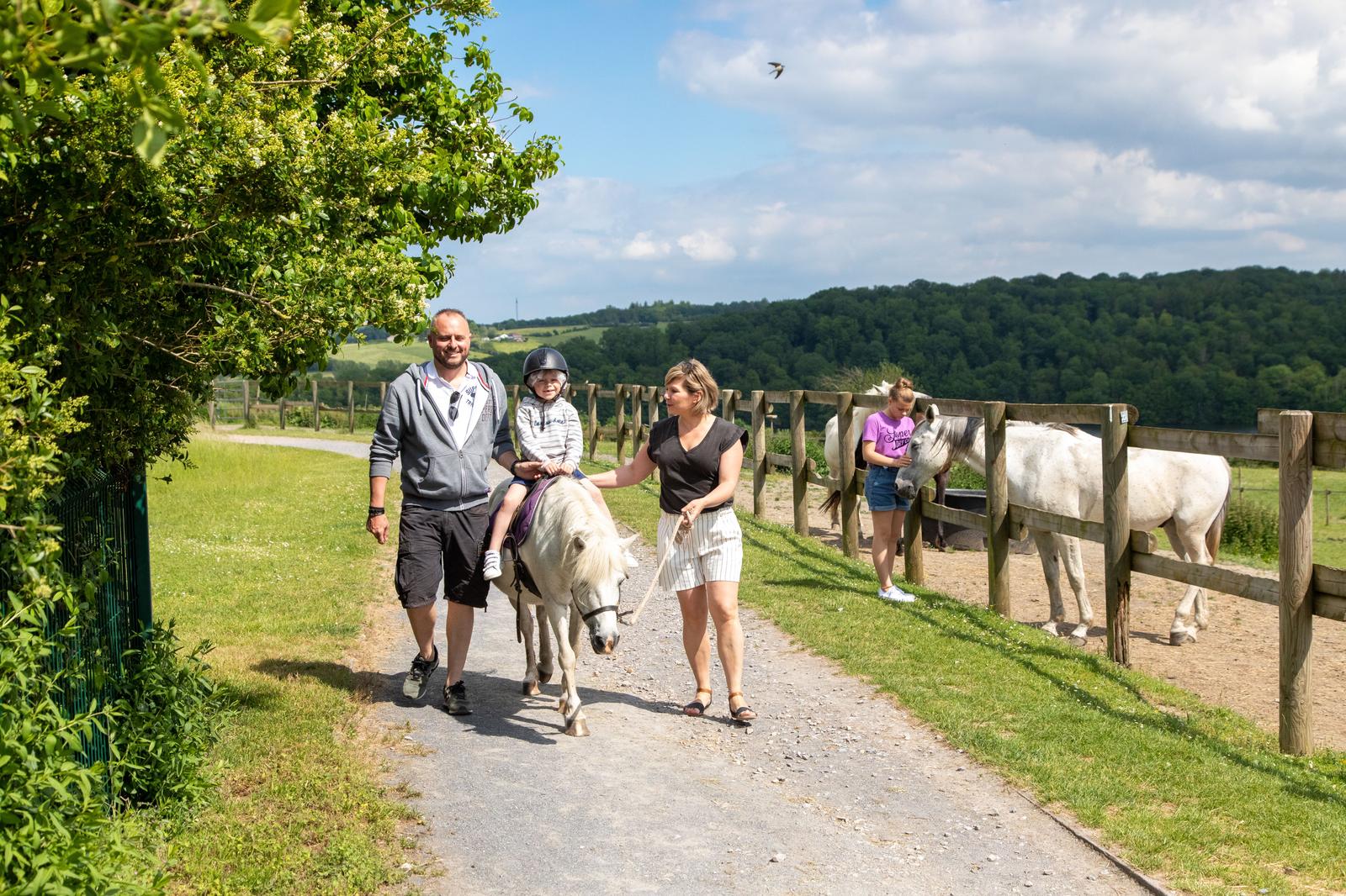 Eppe-Sauvage : station touristique du Valjoly, promenade à cheval 01