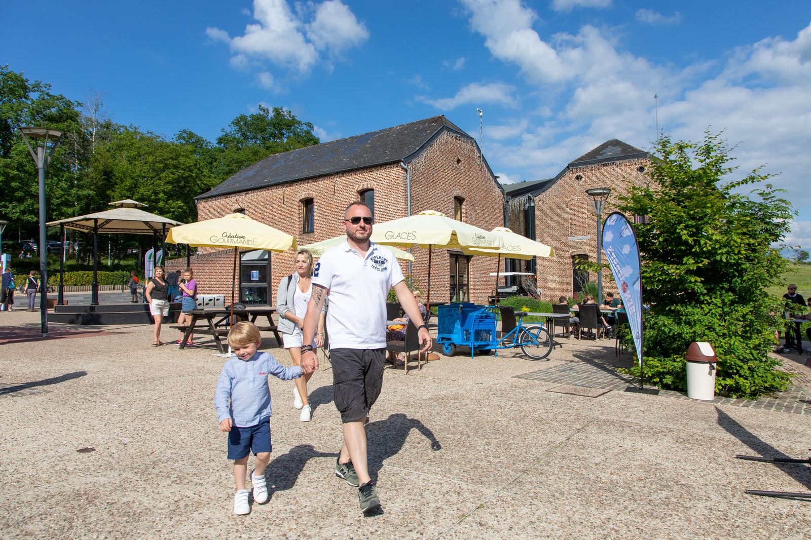 Eppe-Sauvage : station touristique du Valjoly, famille en promenade