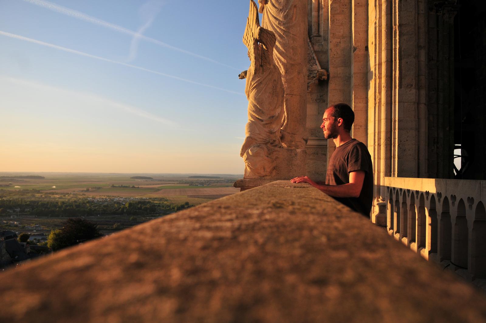 Laon : homme regardant au loin depuis la cathédrale