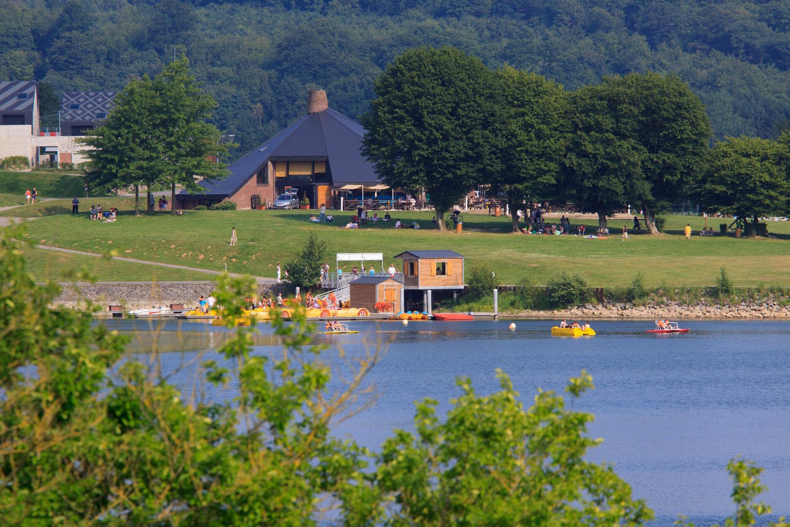 Eppe-Sauvage : station touristique du Valjoly, pédalos sur le lac