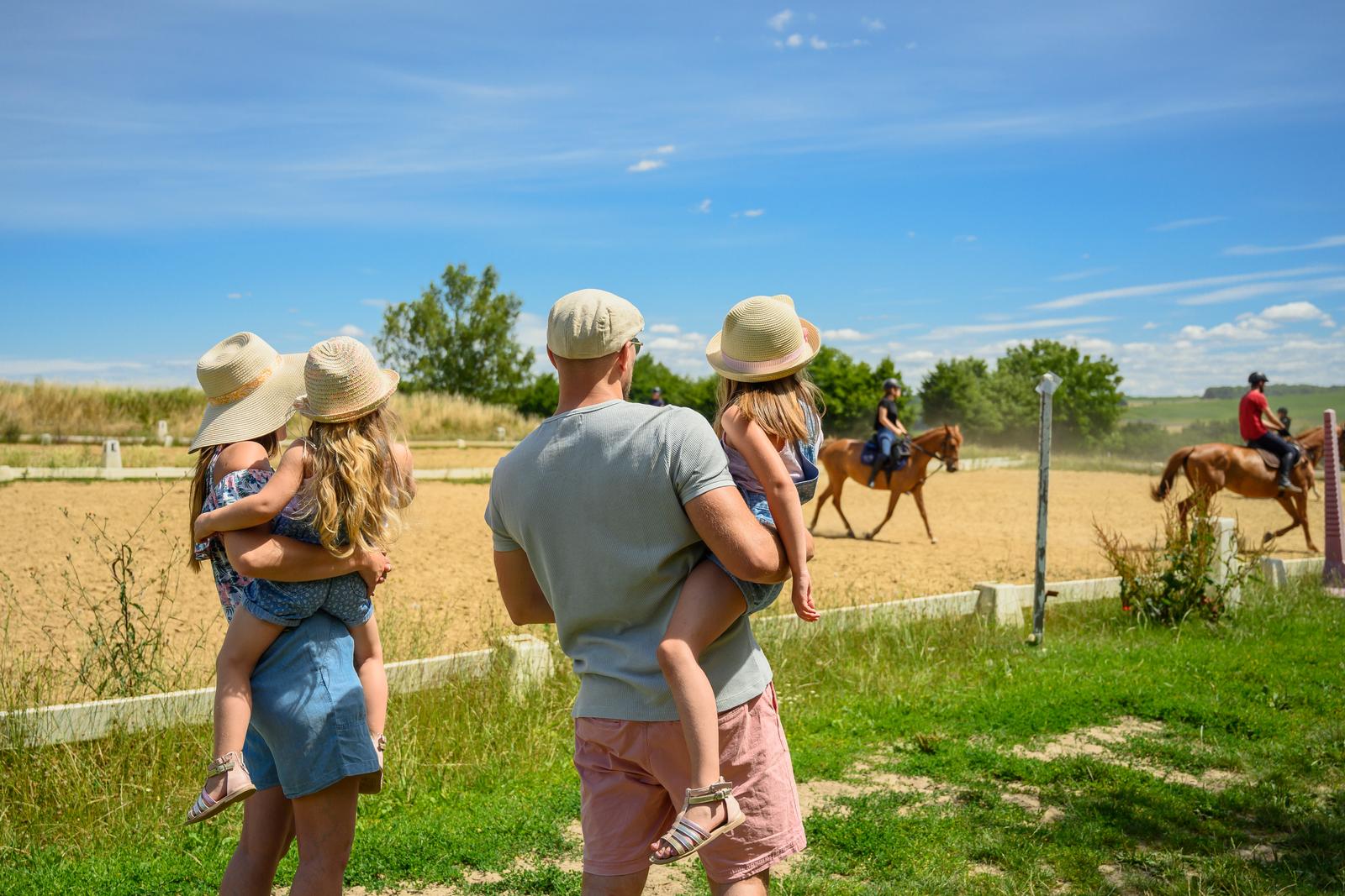 Trie-Château : le village des templiers, famille en promenade avec des poneys 02