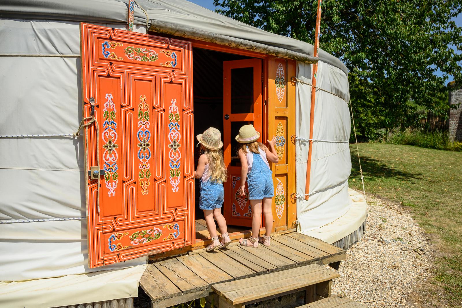 Trie-Château : le village des templiers, famille en été en yourte 01