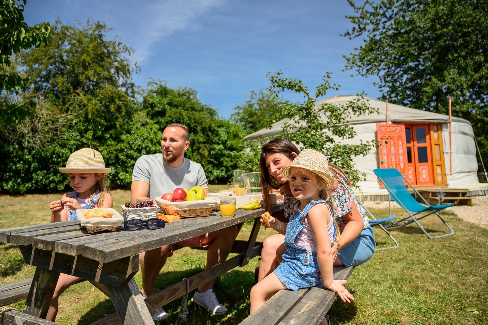 Trie-Château : le village des templiers, famille en été en yourte 04