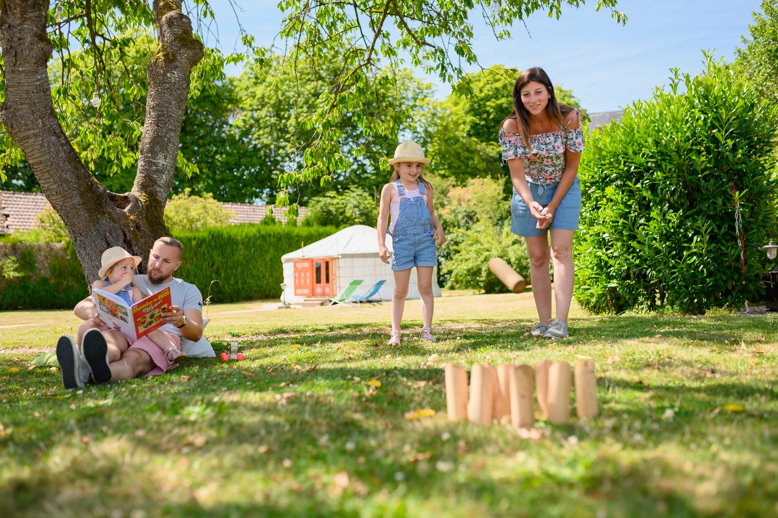 Trie-Château : le village des templiers, famille en été en yourte 09