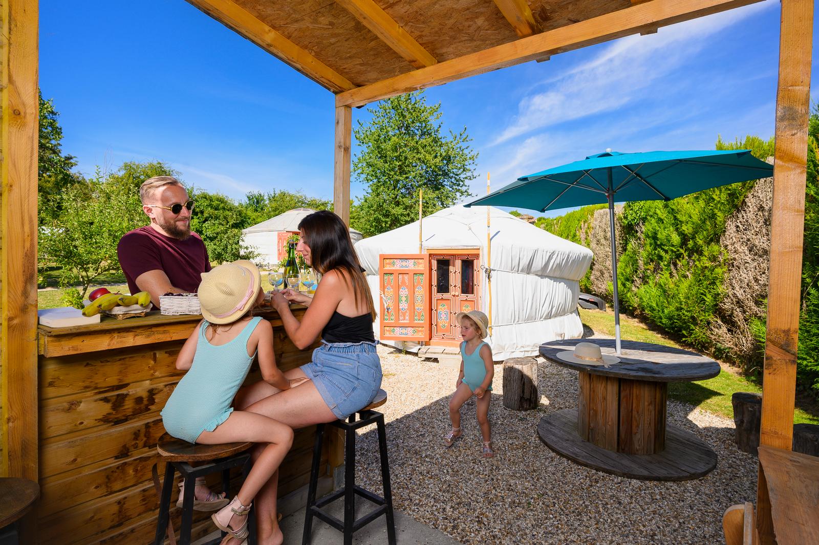 Trie-Château : le village des templiers, famille en été en yourte 13