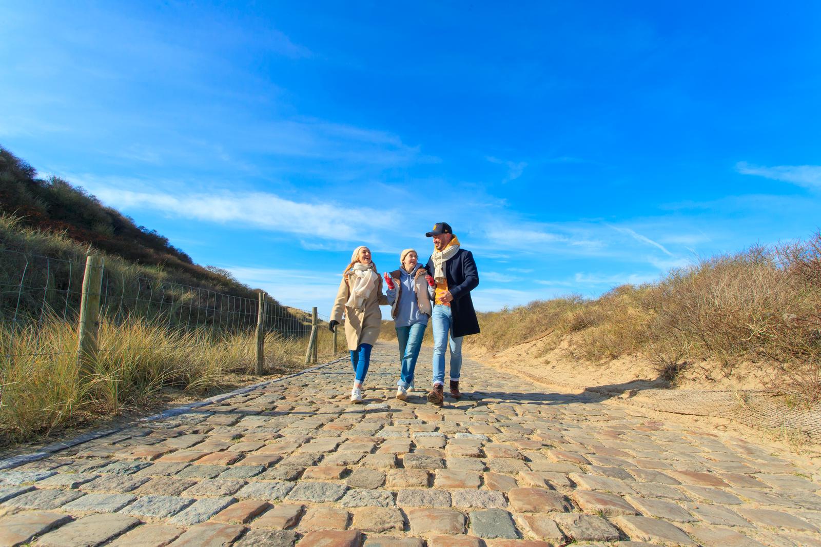 Ambleteuse : famille en promenade dans les dunes en hiver