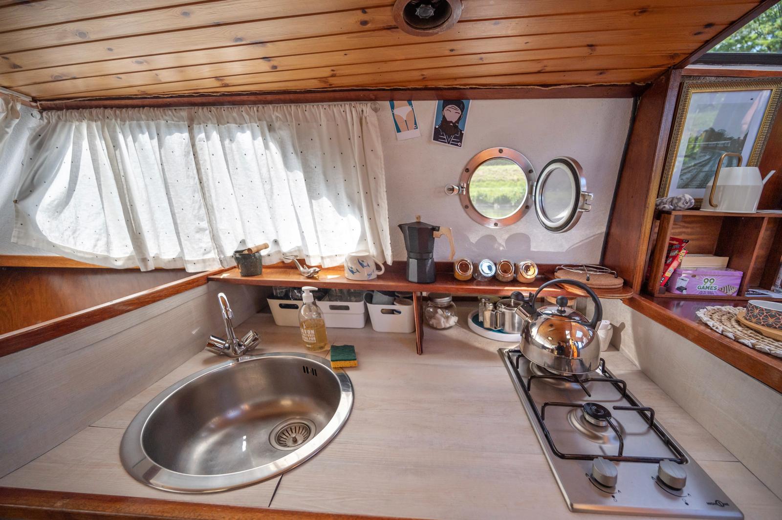 Eaucourt-sur-Somme : hébergement insolite bateau Sealov 39