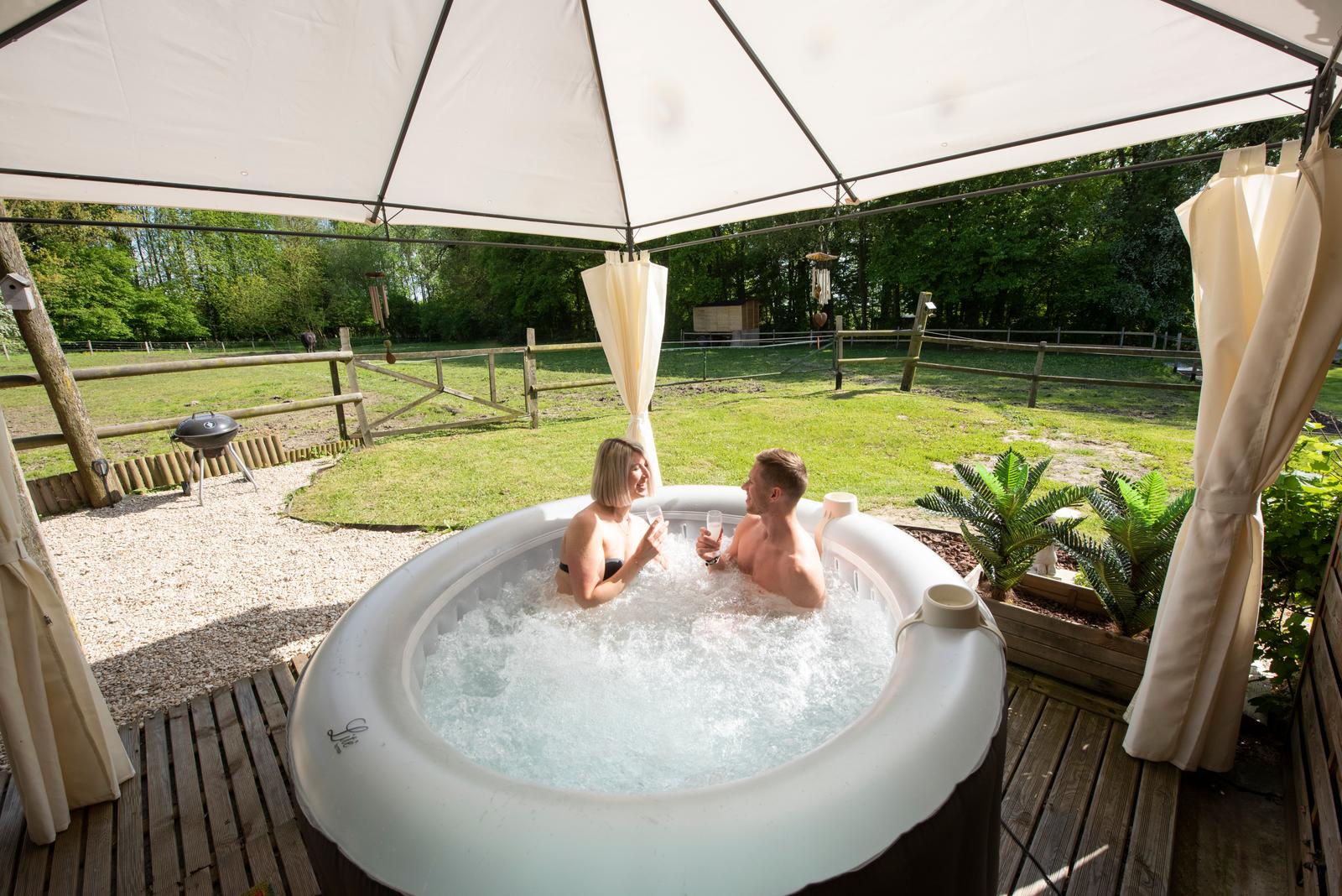 Reumont : couple dans le spa à EDEN 02