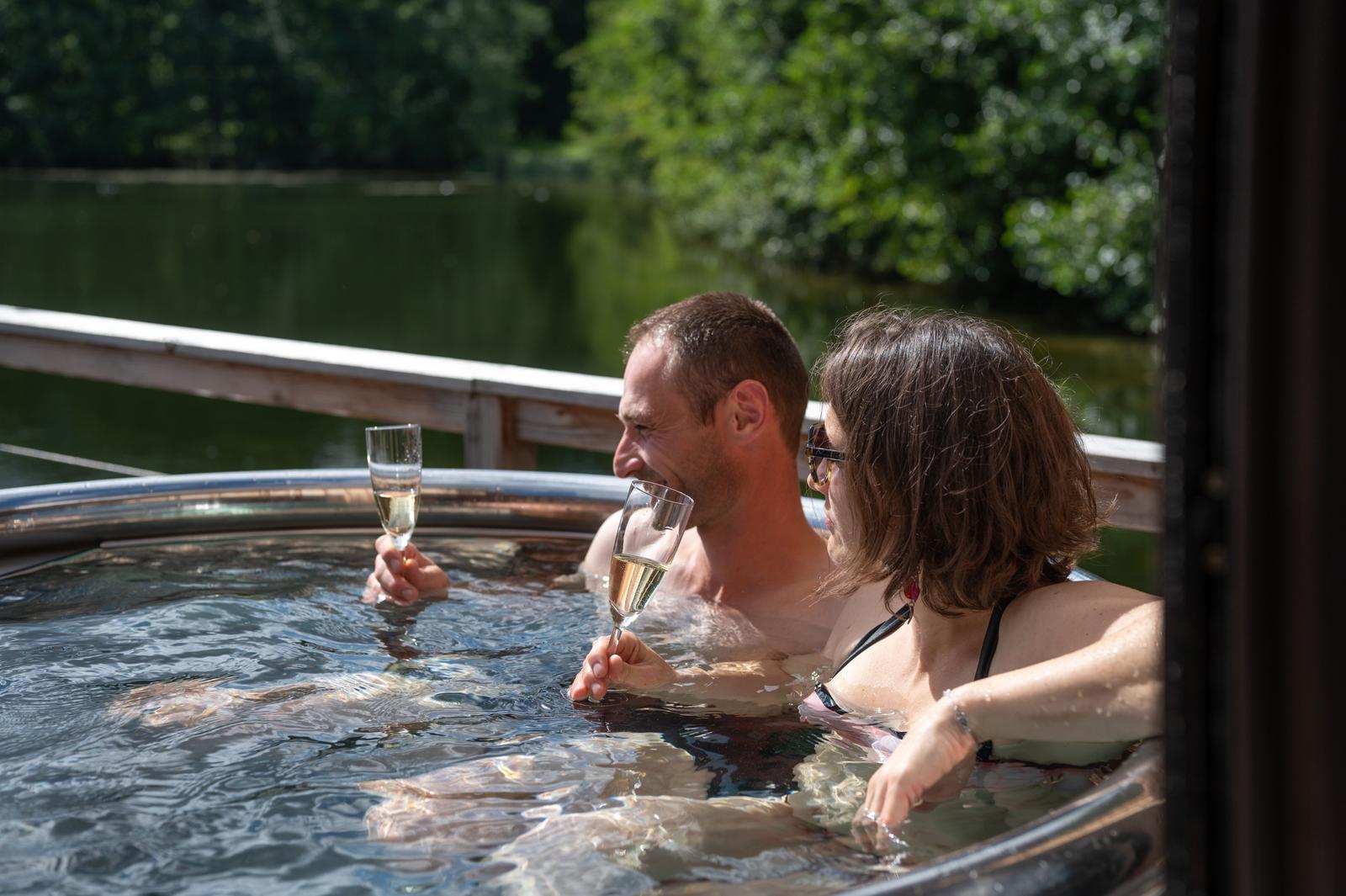 Beauchamps : domaine du Lieu Dieu, couple dans le bain nordique 06
