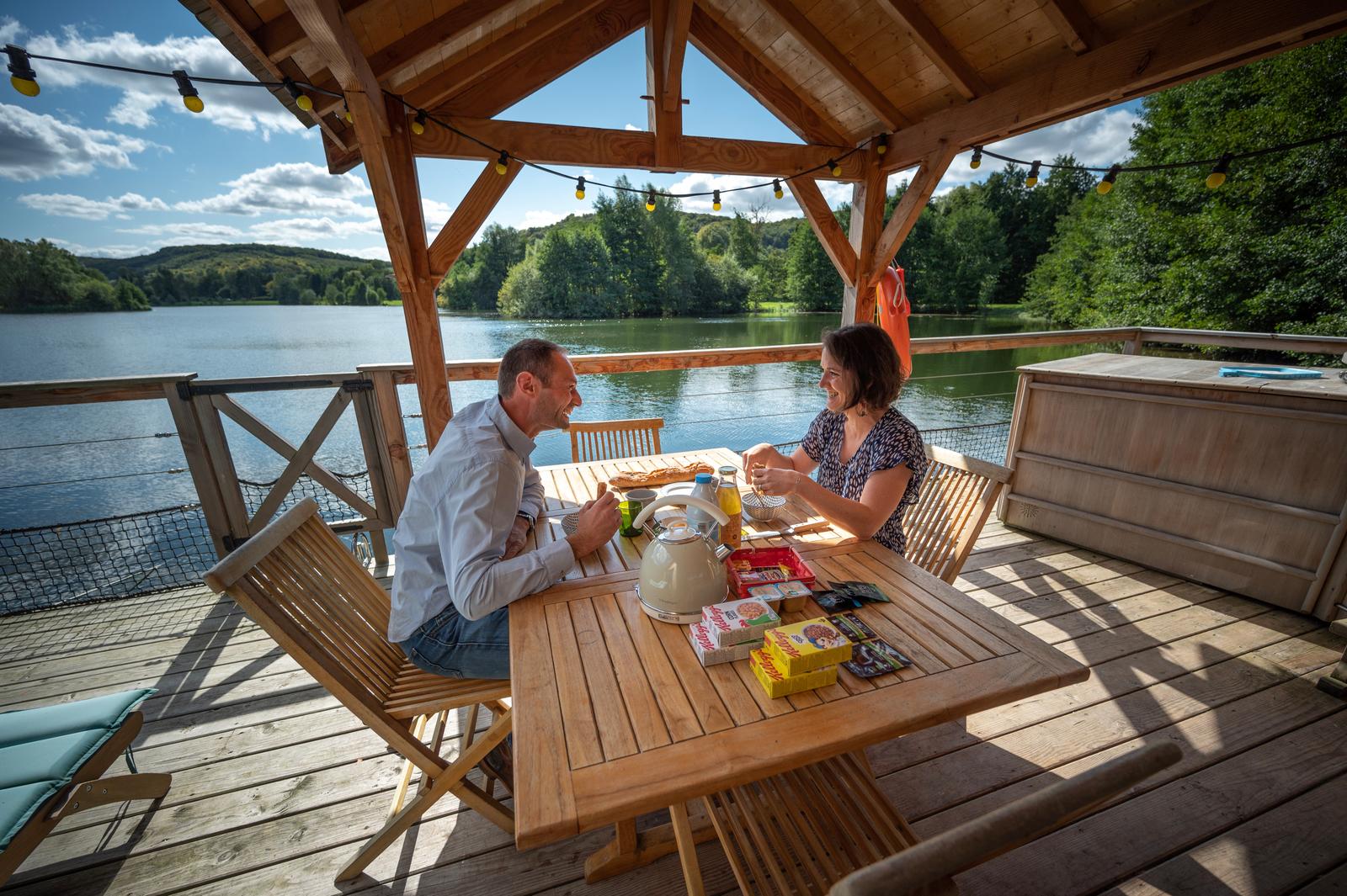 Beauchamps : domaine du Lieu Dieu, petit-déjeuner en couple sur la terrasse 01