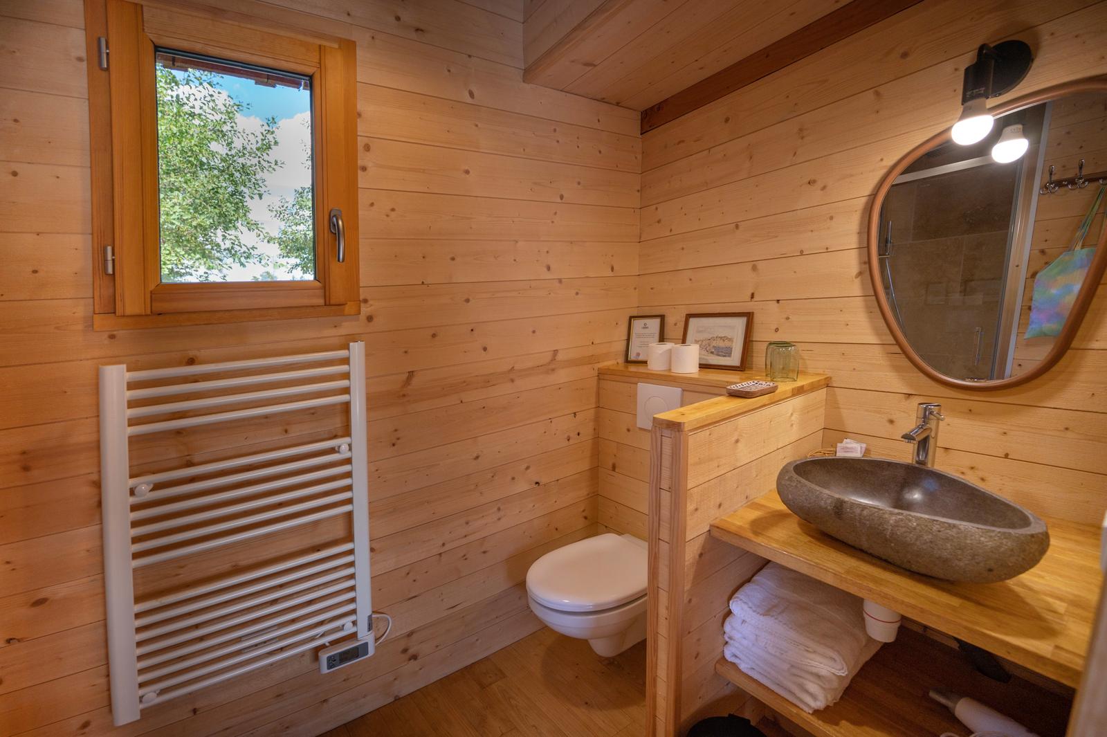 Beauchamps : domaine du Lieu Dieu, la salle de bain de la cabane