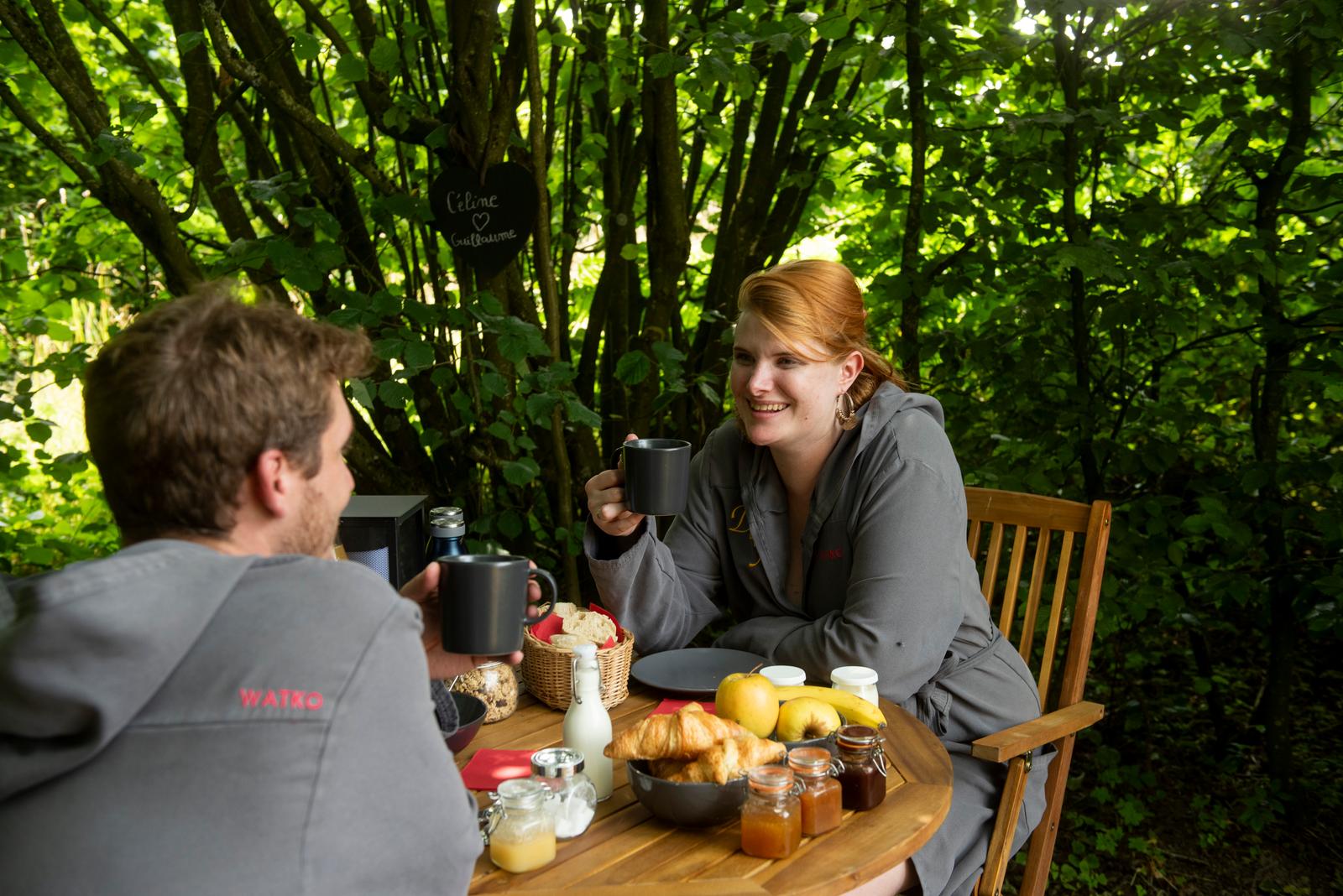 Etréaupont : couple au petit-déjeuner au domaine des Foulons 03