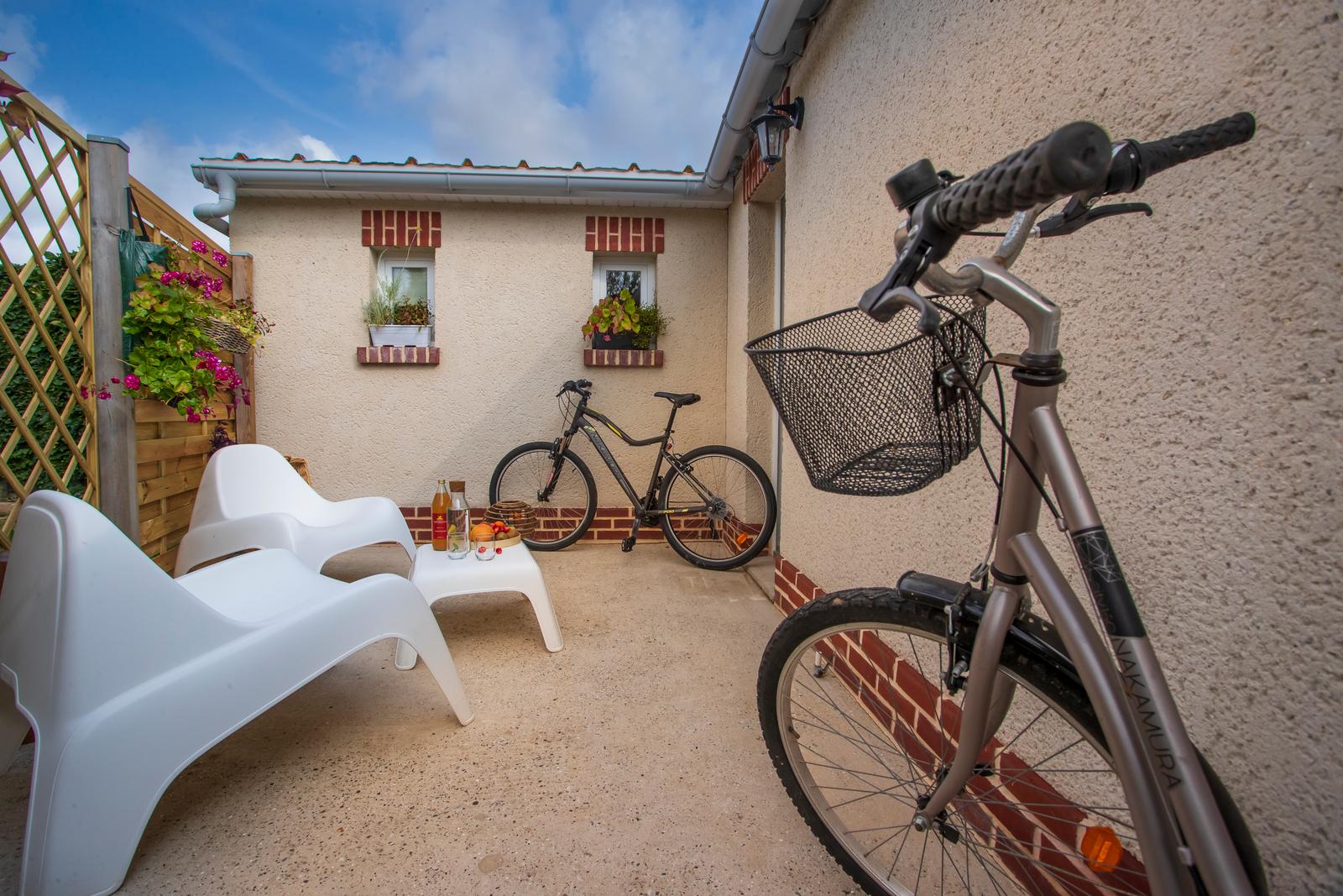 Quesnoy-le-Montant : gîte Le Bohème et Spa, la terrasse 02