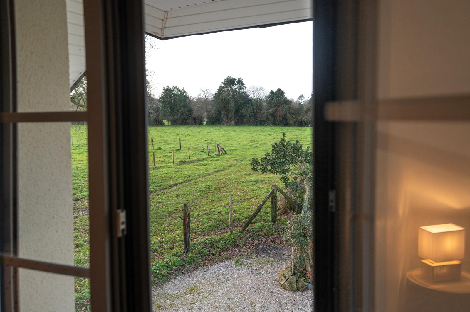 Bouillancourt-en-Séry : vue sur l'extérieur depuis la fenêtre du gîte de Séry