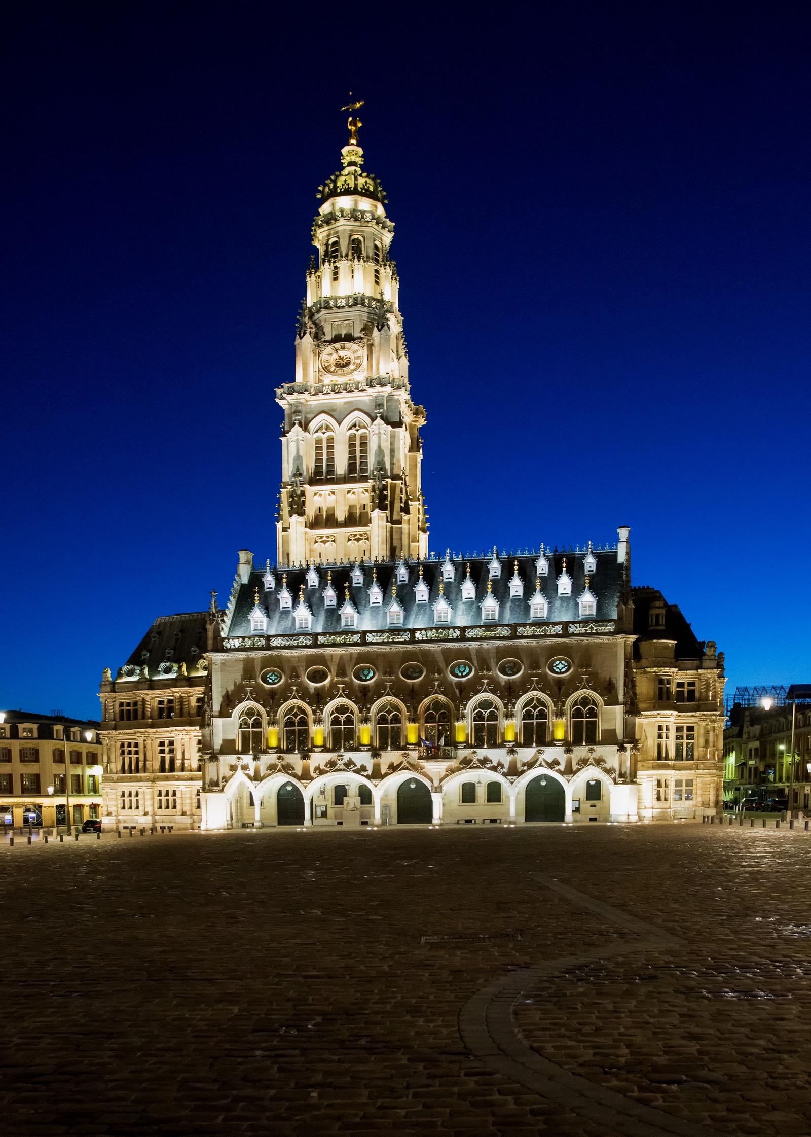 Arras : le beffroi éclairé à la nuit tombée _ iStock-466807852