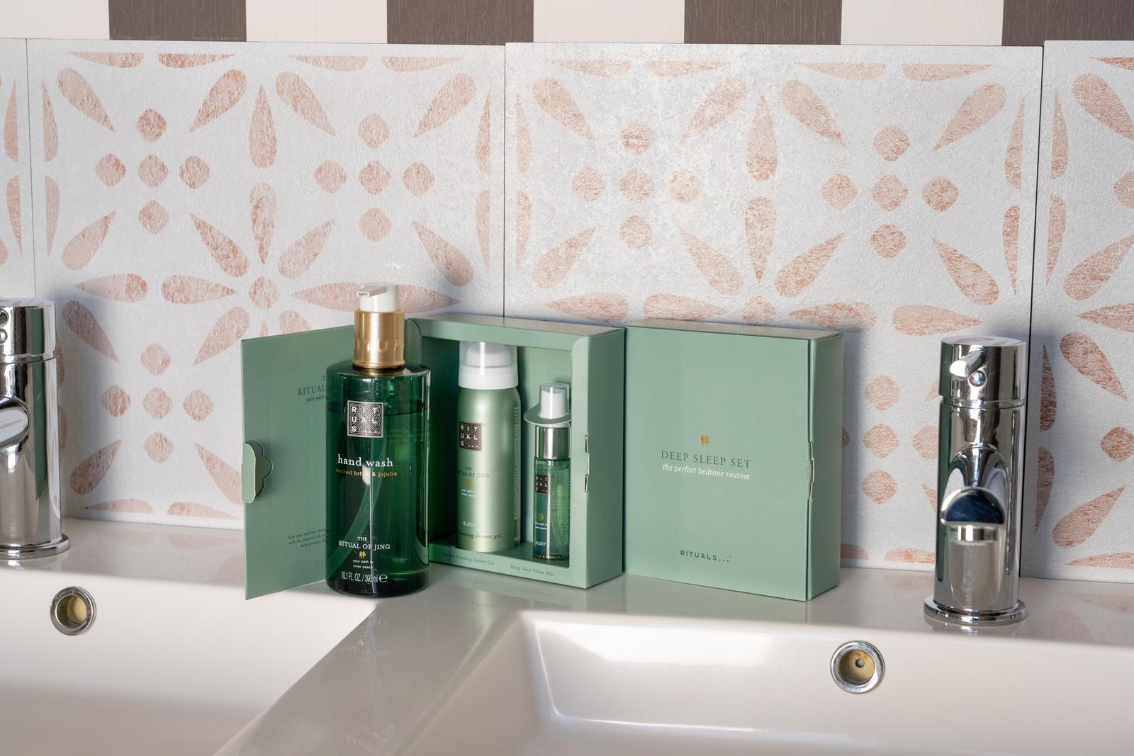 Béthune : produits de beauté dans la salle de bain d'une chambre d'hôtes de la Maison Renard