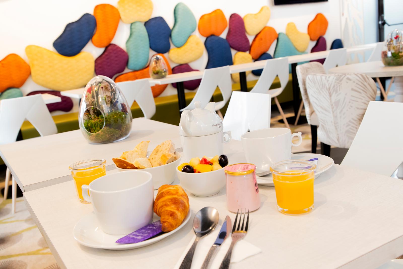 Poulainville : table de petit-déjeuner de l'hôtel Kyriad