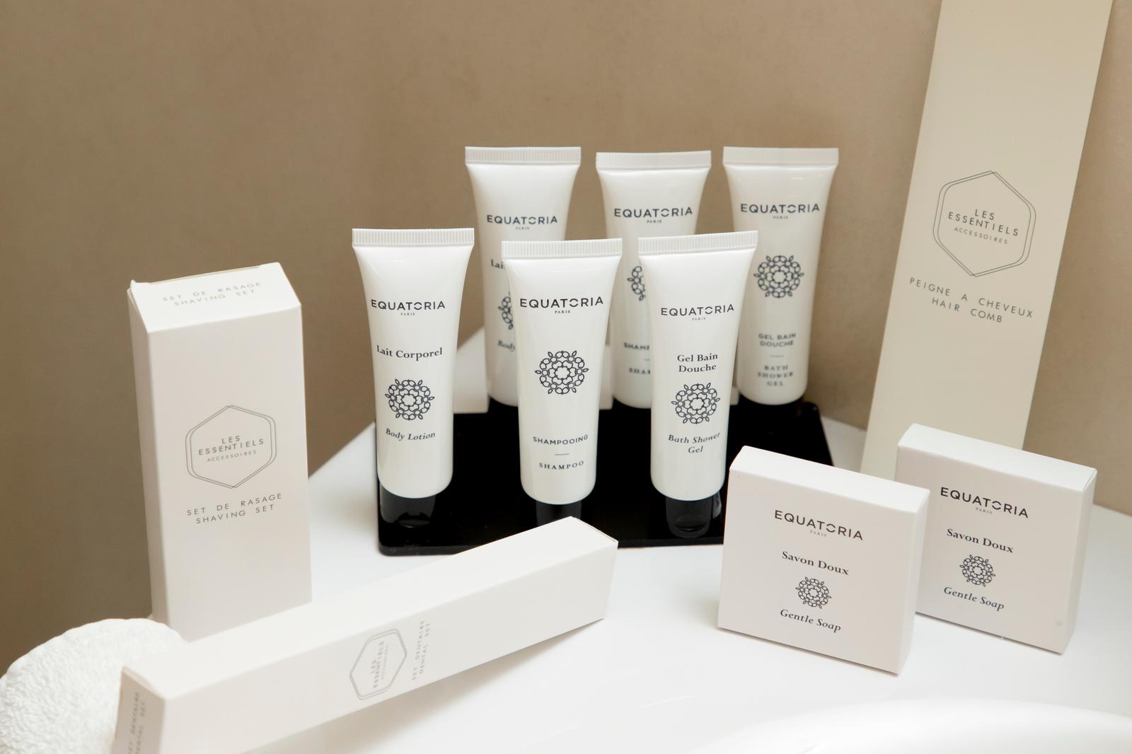 Poulainville : produits de beauté dans la salle de bain de l'hôtel Kyriad