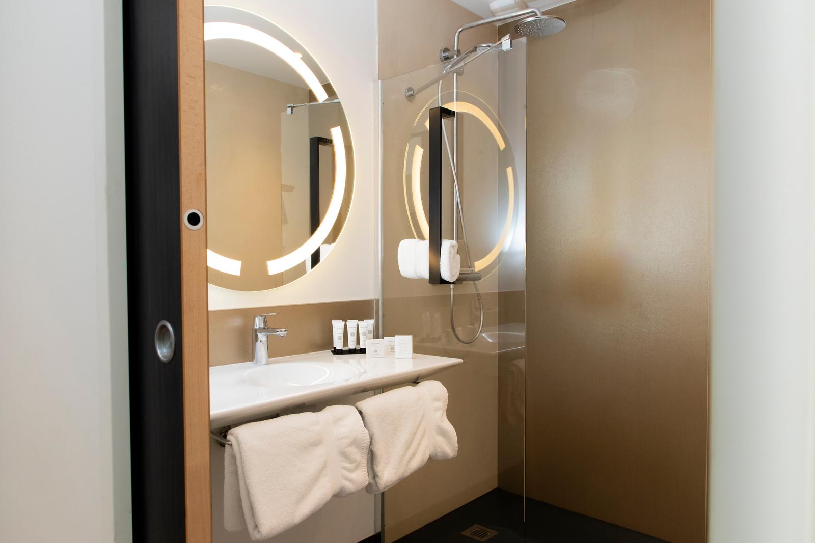 Poulainville : salle de bain de l'hôtel Kyriad 03