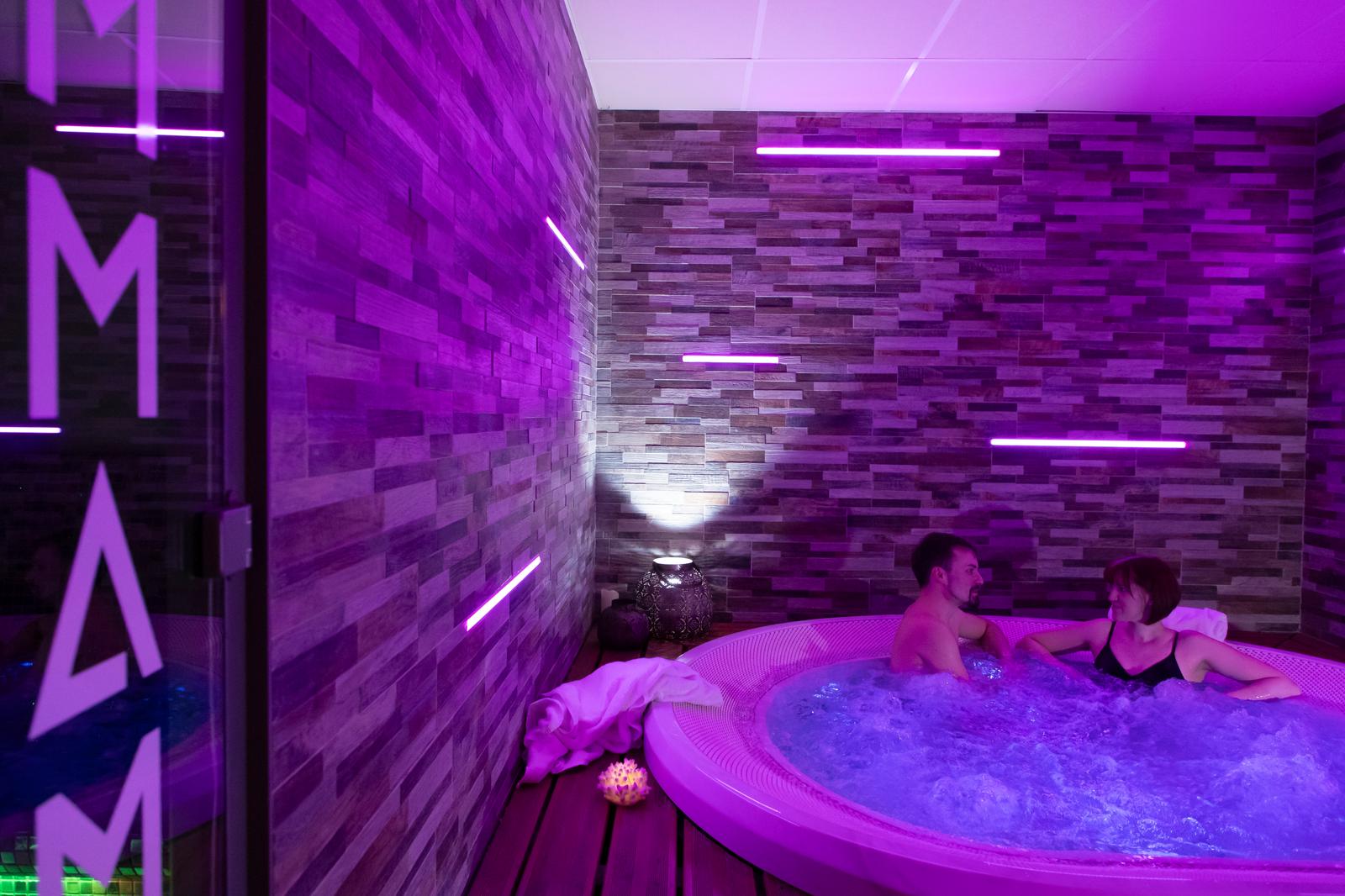 Poulainville : couple dans le spa de l'hôtel Kyriad