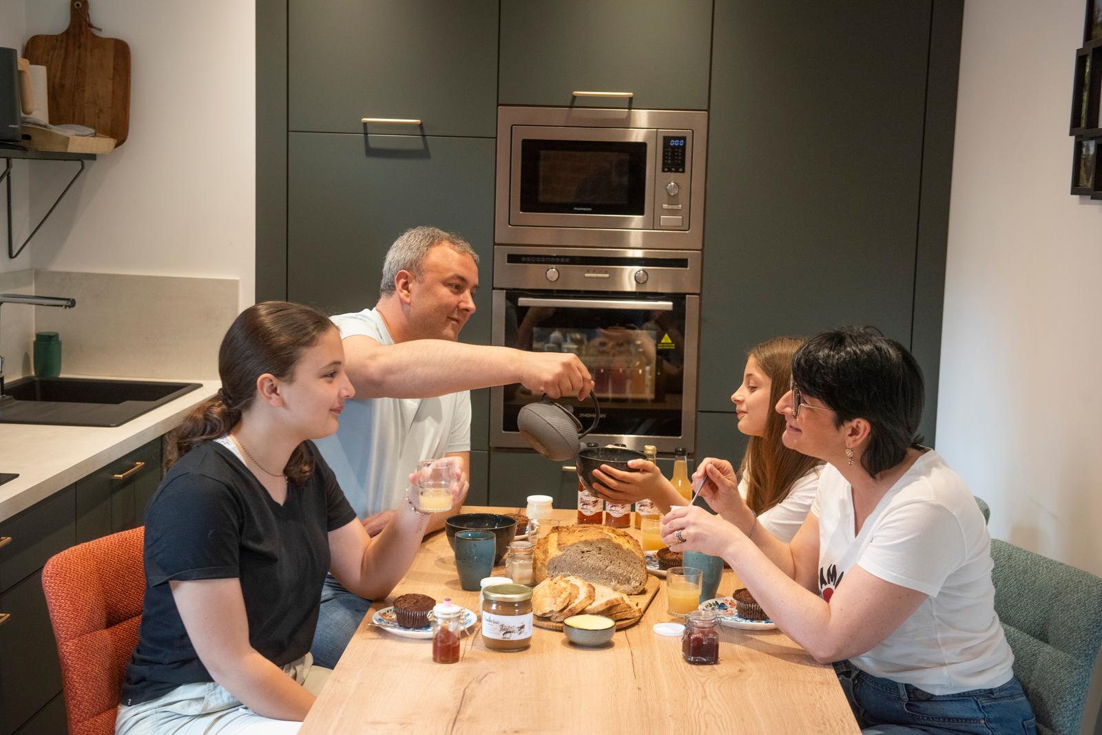 Maresches : famille prenant le petit-déjeuner au gîte "Bouton d'or"