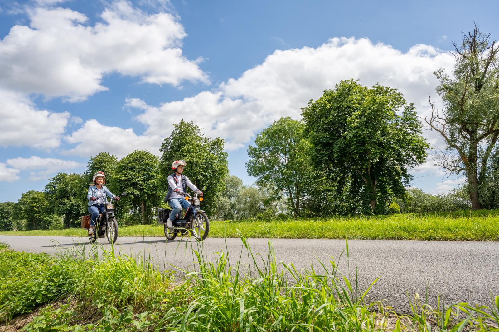 Saint-Martin-lez-Tatinghem : couple en mobylette aux alentours du gîte "Le Bon Temps" 06