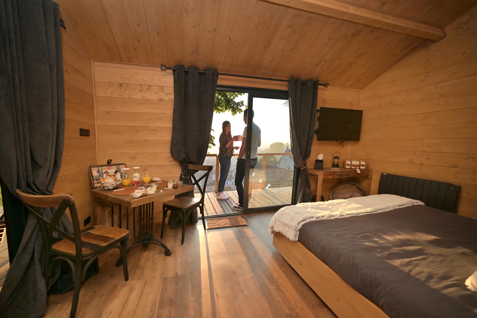 Cramoisy : couple prenant le petit-déjeuner au Coeur de Lodge 03