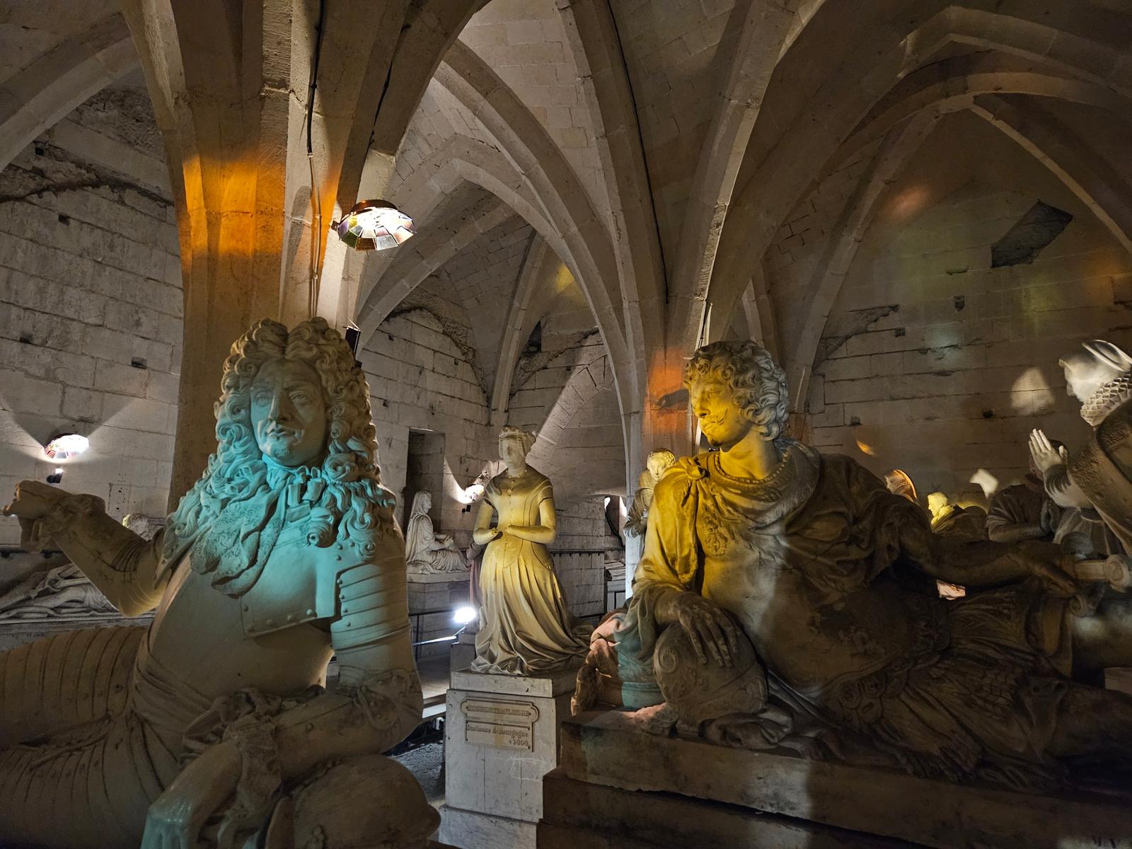 Pierrefonds : le château, vue intérieure 08