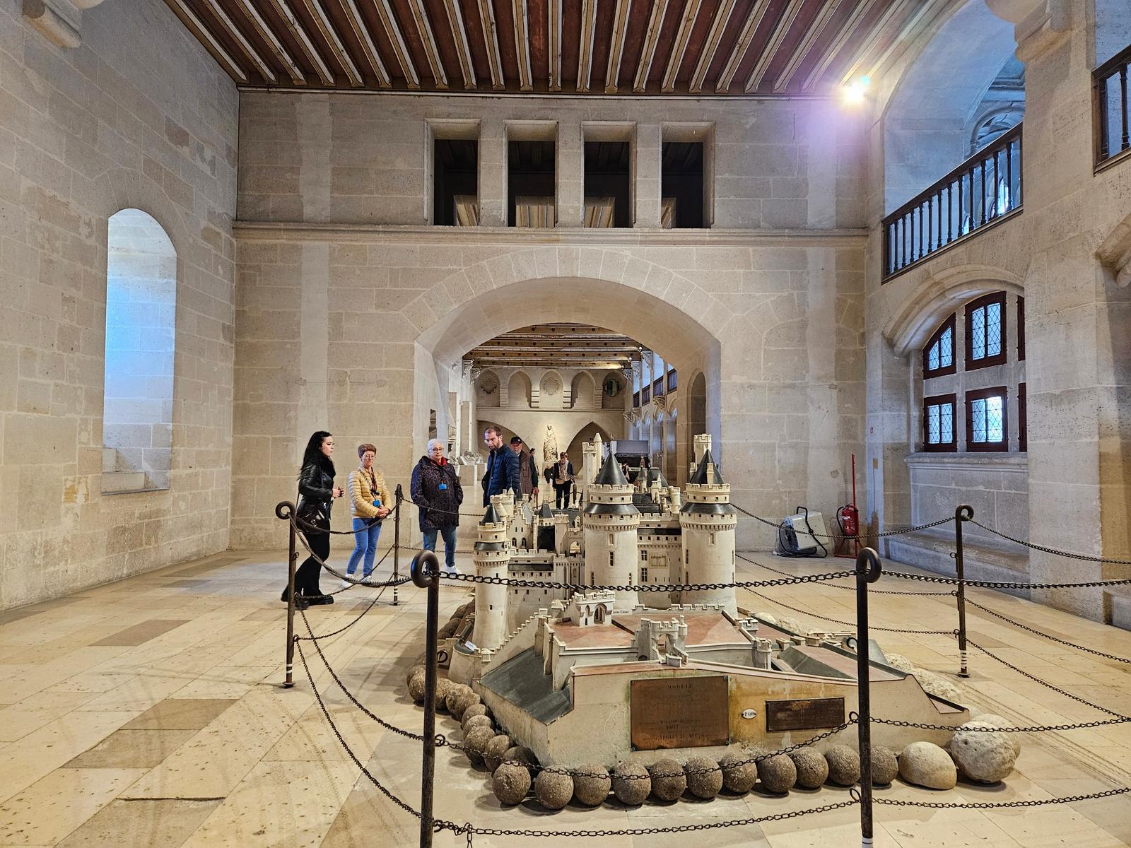 Pierrefonds : le château, vue intérieure 01