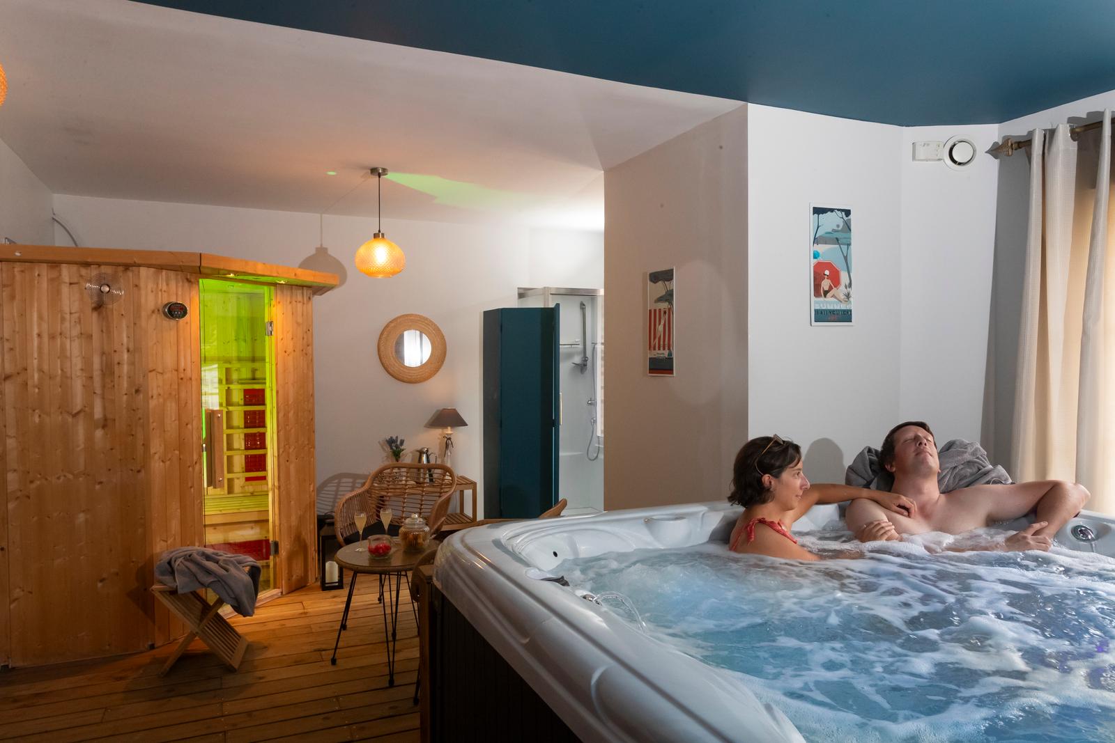 Omiécourt - Château d'Omiécourt : couple dans le spa 03